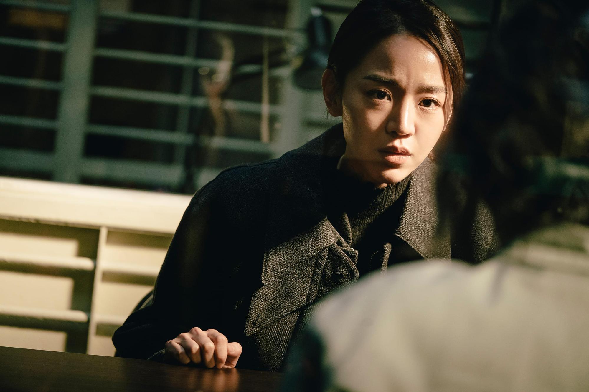 韓星申惠善首度擔綱電影女主角,她在電影《翻供》演出王牌律師,為一位失智的可憐母親翻供。(索尼提供)