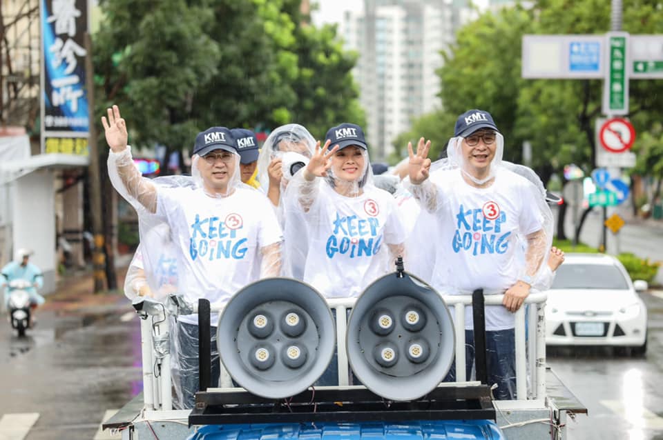 國民黨主席江啟臣、前主席朱立倫陪同李眉蓁車隊掃街，車上麥克風卻大聲播放「選人不選黨」。（翻攝自朱立倫臉書）
