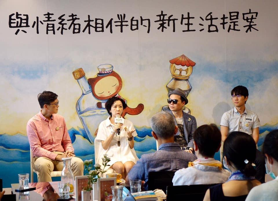 《與情緒相伴的新生活提案：11個練習，讓你在憂鬱、焦慮、憤怒、孤單時拿回主動權》作者群為劉惠敏（左二）、周子勛（右1）、葉北辰（左一）。（癌症希望基金會提供）