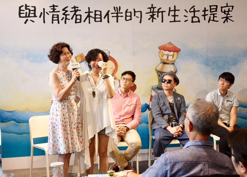 劉惠敏（左二）的新書發表會上，國中老師（左一）擔任神祕佳賓突然現身鼓勵她，讓她感動落淚。（癌症希望基金會提供）