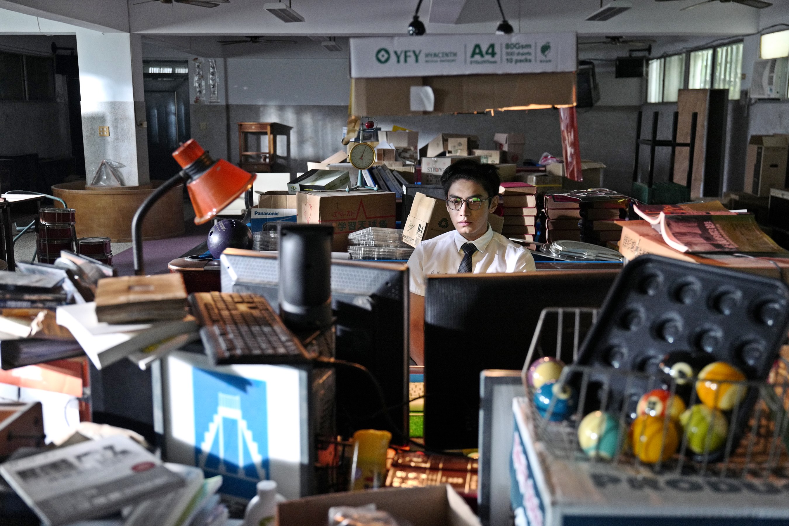 片中為「角落生物」們開闢的祕密基地空間雜亂、還有老舊桌椅，但演員們在此環境下演起戲來也特別有感。（双喜）