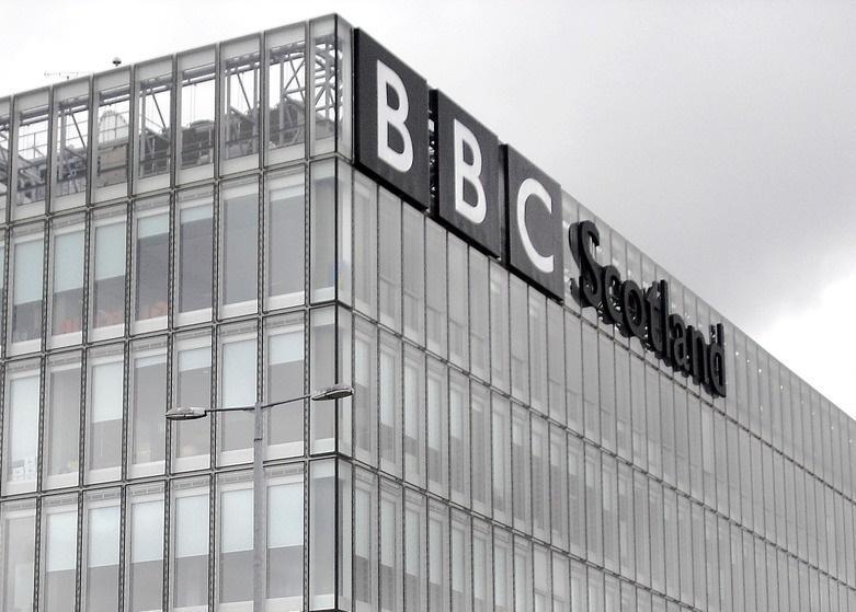 英國廣播公司(BBC)總裁戴維、新聞部主管特尼斯雙雙請辭。(Pixabay/James Glen)