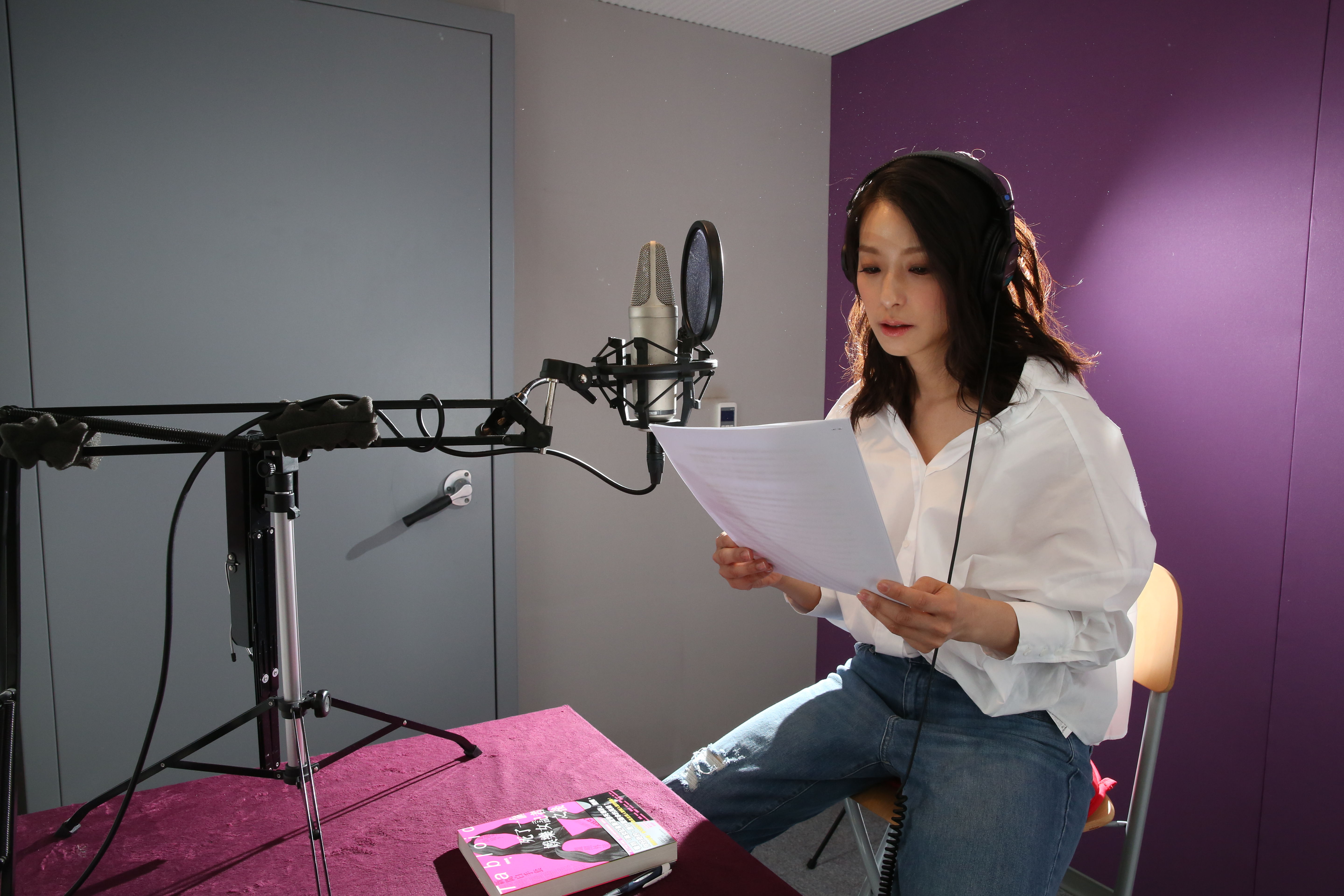 賴雅妍一人詮釋20角，揣摩人物聲音表情，錄製有聲書《死了一個娛樂女記者之後》。（圖／鏡文學提供）