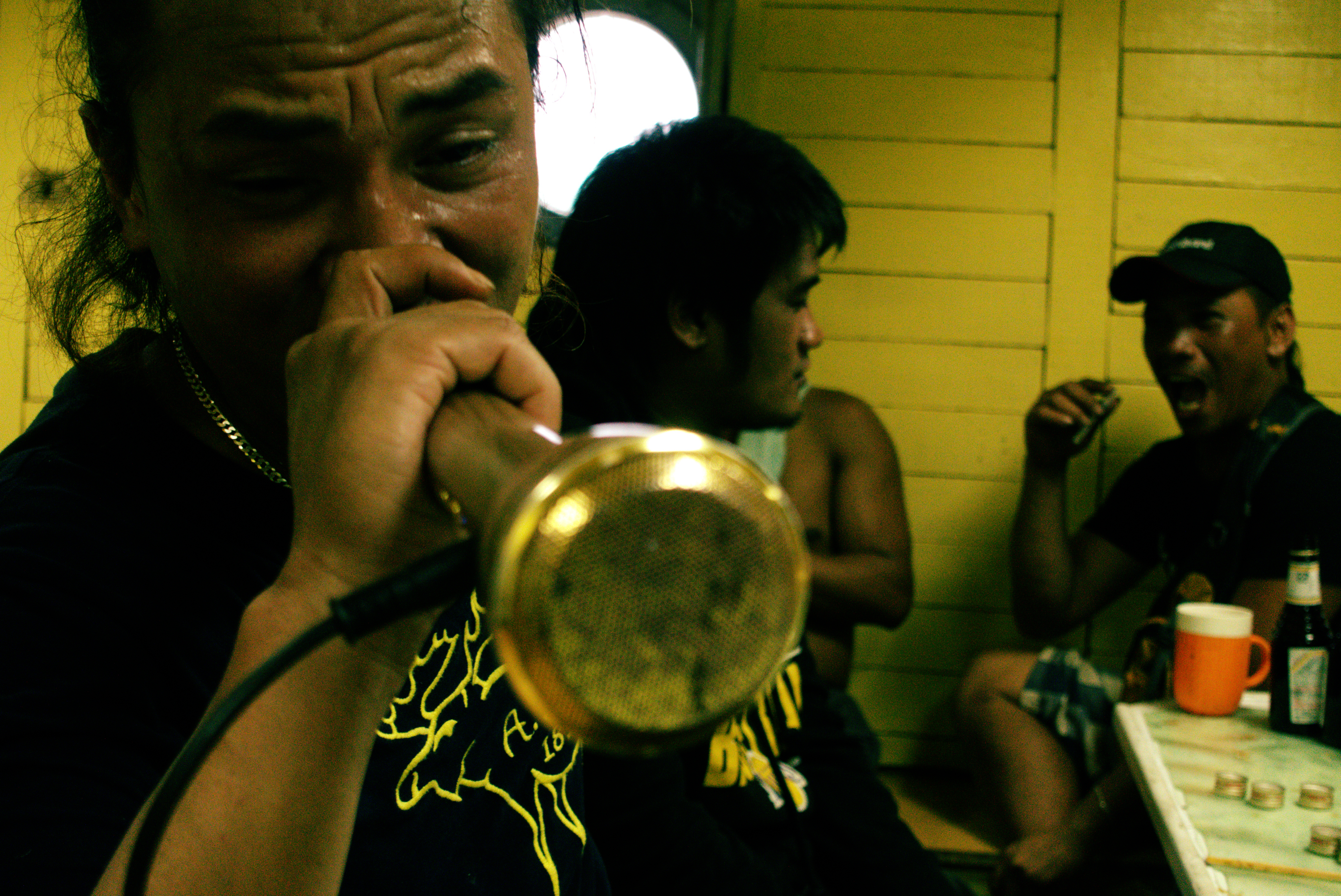 身兼外籍漁工保母的李阿明，近身與漁工相處，鏡頭選擇用絢爛的色彩，紀錄日常生活，跟大多數的漁工紀實攝影，呈現出迥異的風格。