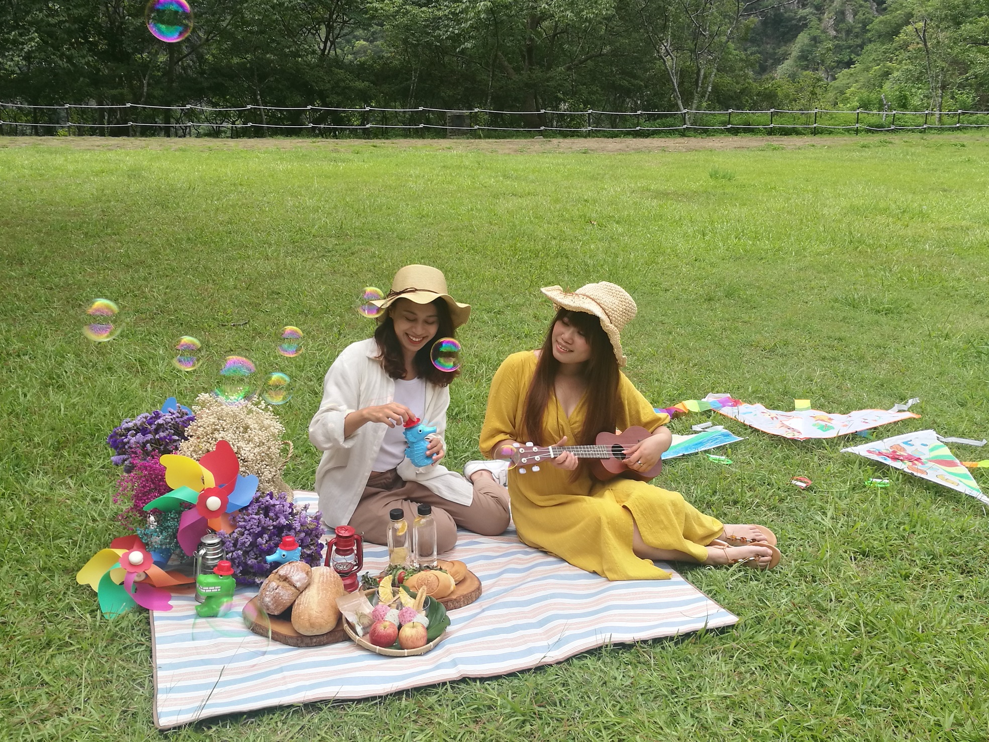 「峽谷野餐一日遊」還精心準備野餐餐食、風箏﹑野餐墊、泡泡及風車等小物。