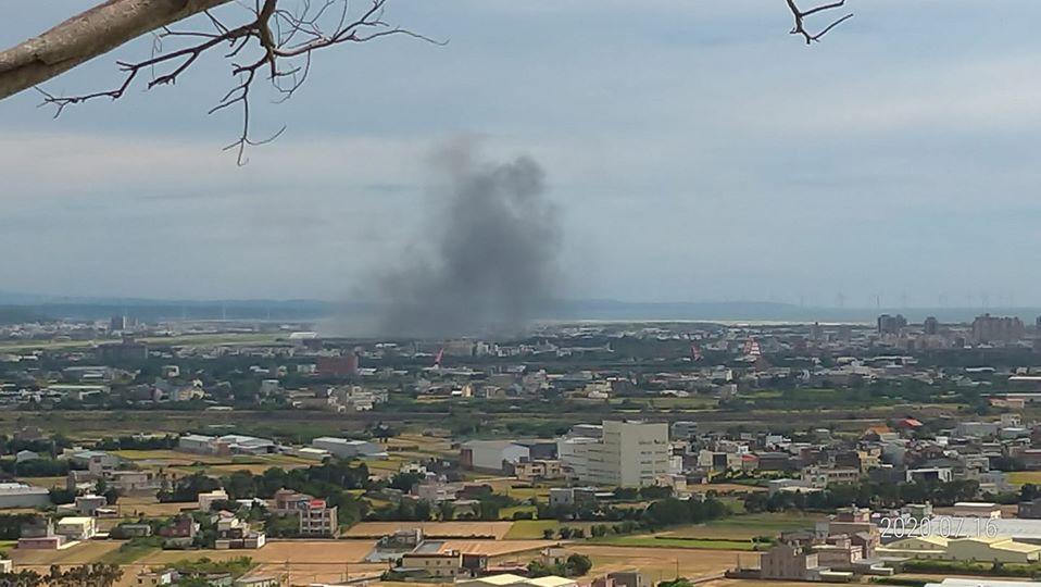 OH-58D戰搜直升機發生墜毀事故，遠處就可以看到濃濃黑煙。（翻攝自新竹大小事臉書）
