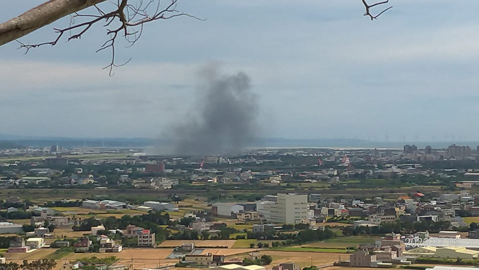 OH-58D戰搜直升機發生墜毀事故,遠處就可以看到濃濃黑煙。(翻攝自新竹大小事臉書)