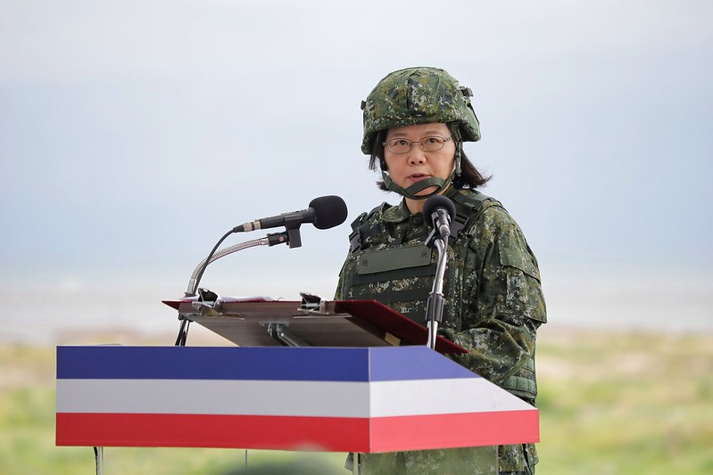 OH-58D戰搜直升機墜毀釀2死，總統蔡英文表示，已指示國防部，全力協助殉職弟兄的家屬。圖為總統蔡英文今（16日）視導漢光36號演習「三軍聯合反登陸作戰」操演。（總統府提供）