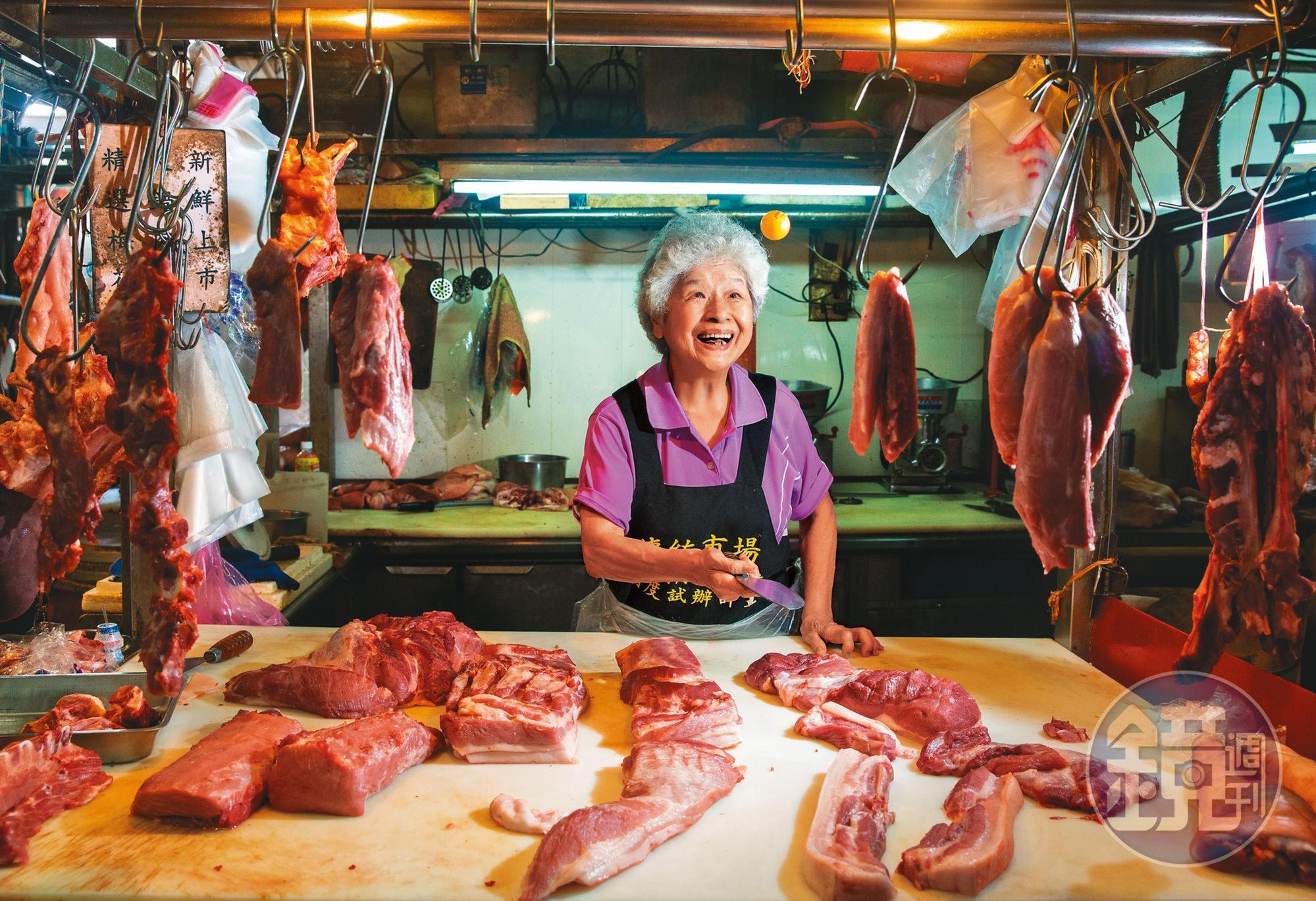「斜槓老人」林白菊早上賣豬肉，下午打桌球，她是彰化縣桌球協會理事長，曾是桌球國手、教練。