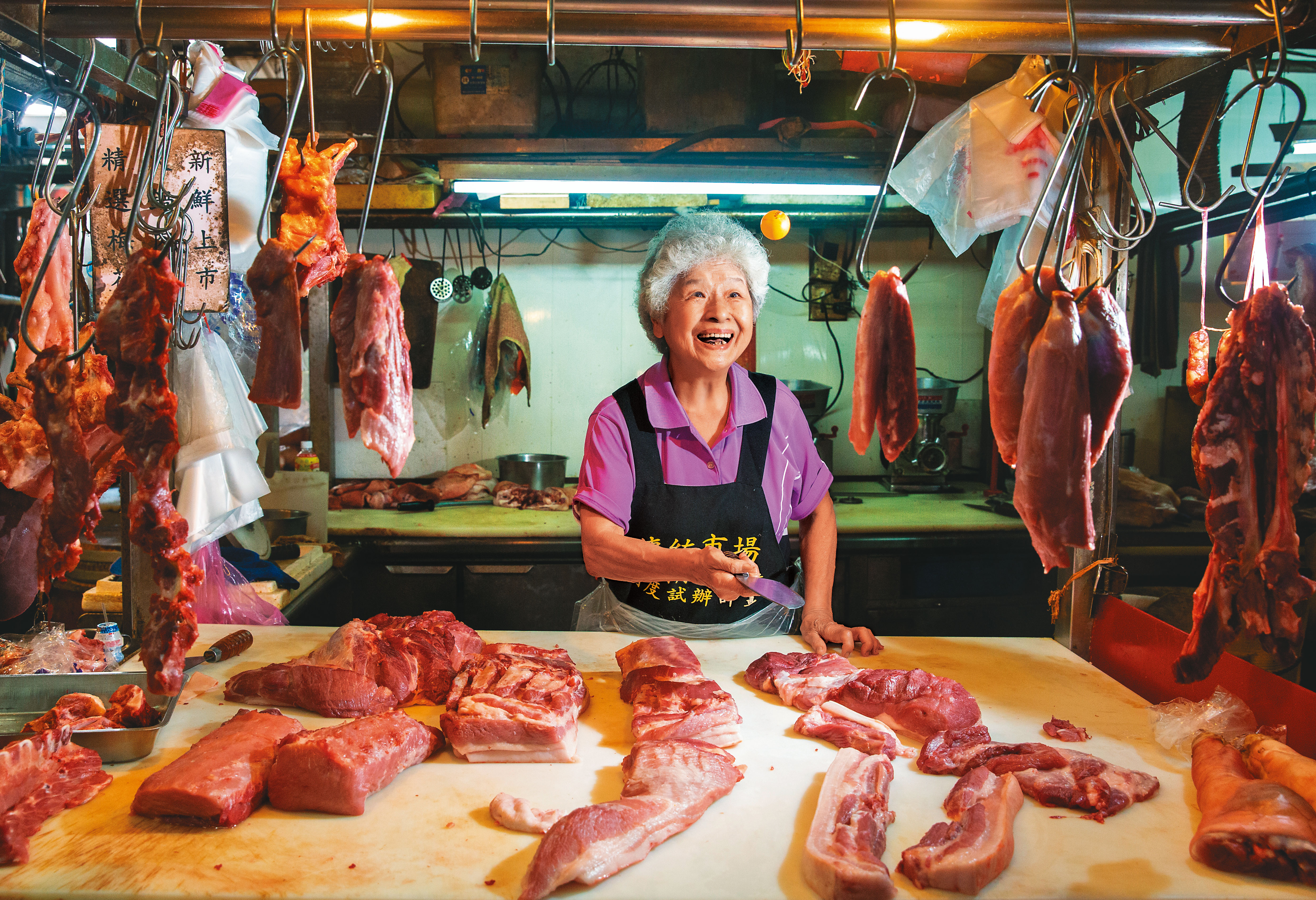 「斜槓老人」林白菊早上賣豬肉，下午打桌球，她是彰化縣桌球協會理事長，曾是桌球國手、教練。