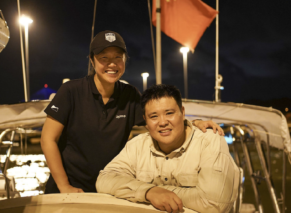 張昕宇和梁紅夫妻倆放棄房產展開環遊世界冒險旅程。(翻攝張昕宇梁紅微博)