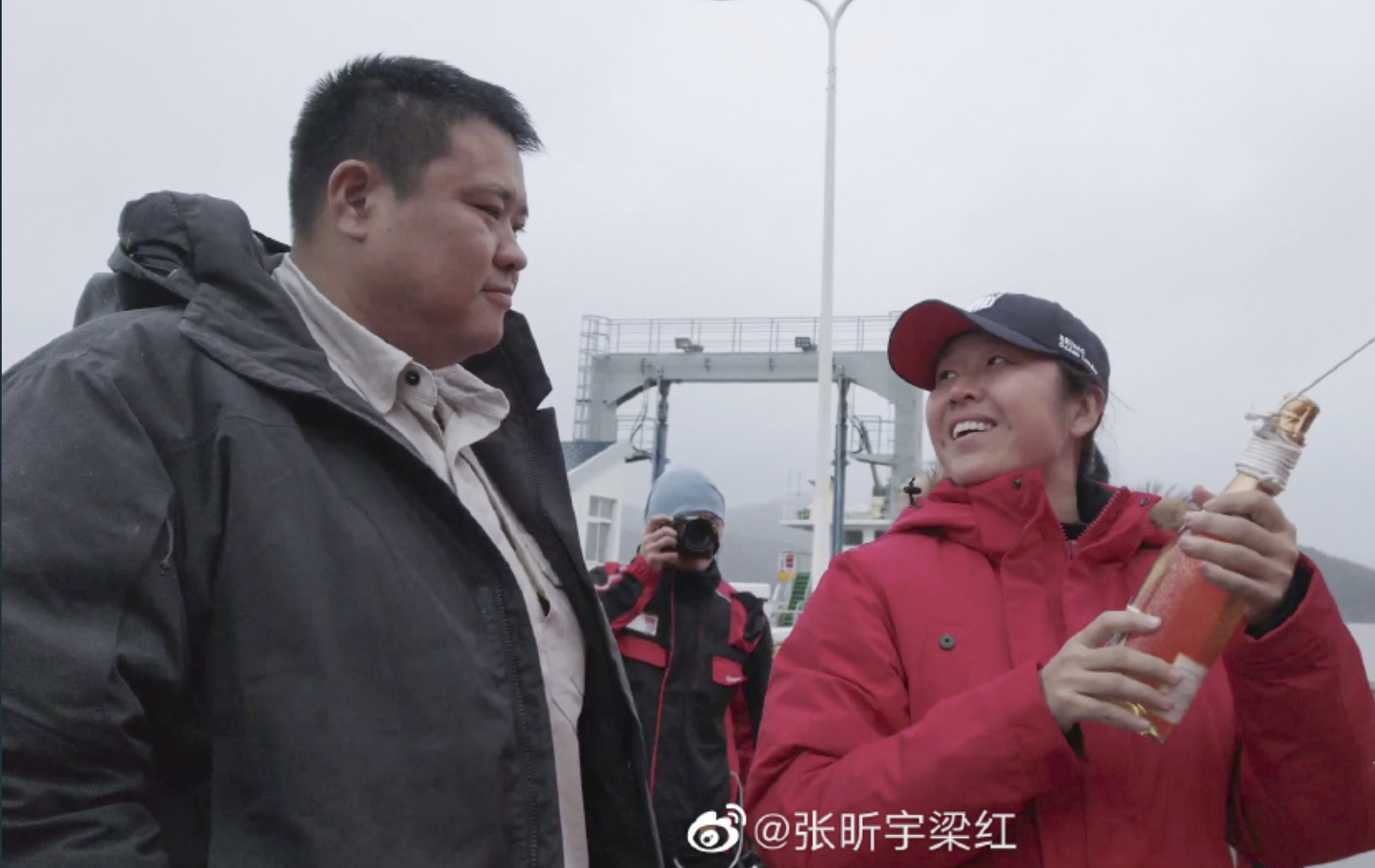 夫妻倆感情深厚,在旅途中互相扶持讓人為之動容。(翻攝張昕宇梁紅微博)