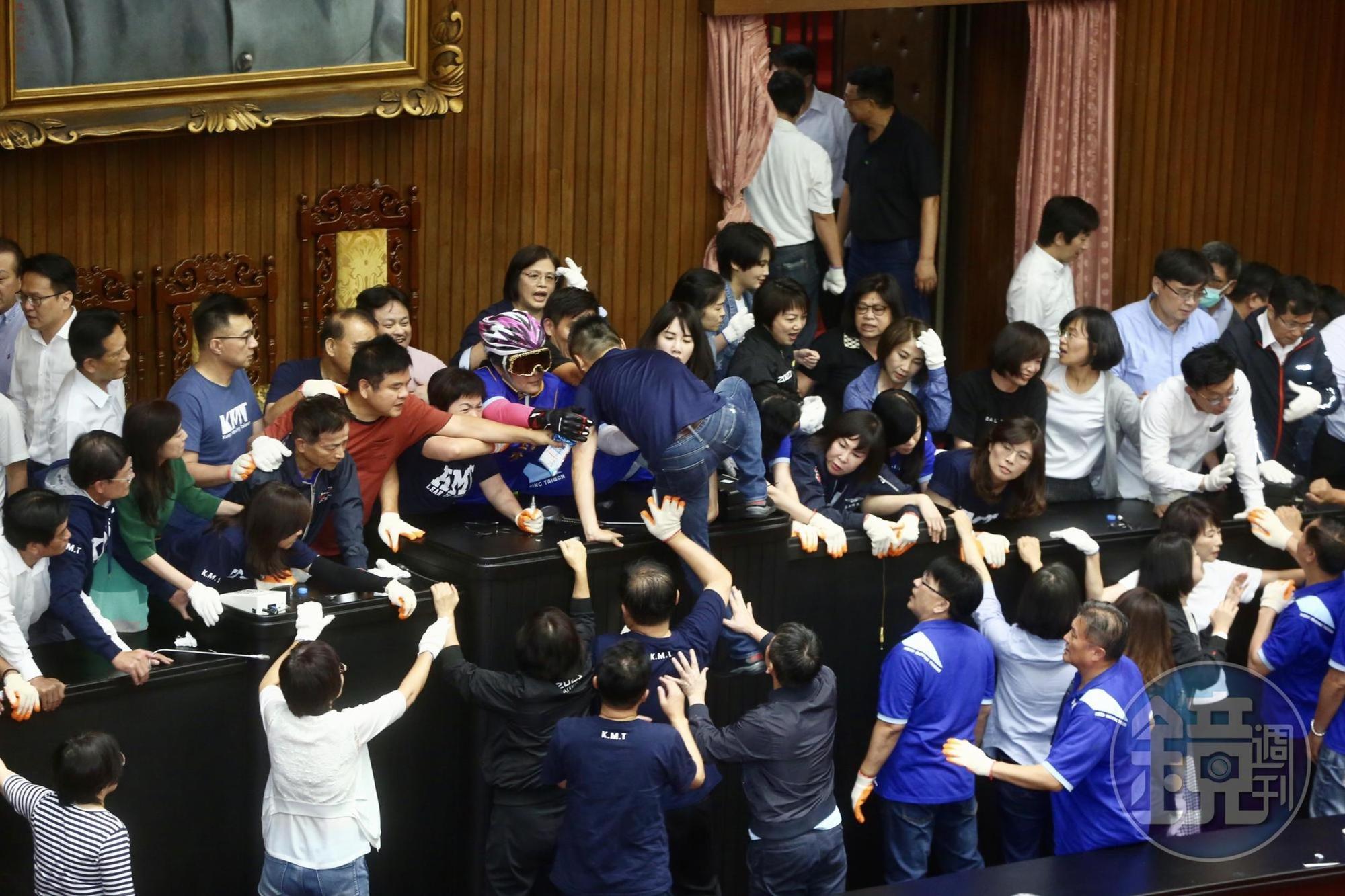 國民黨發動占領議場多日,今天藍綠雙方爆發激烈肢體衝突。