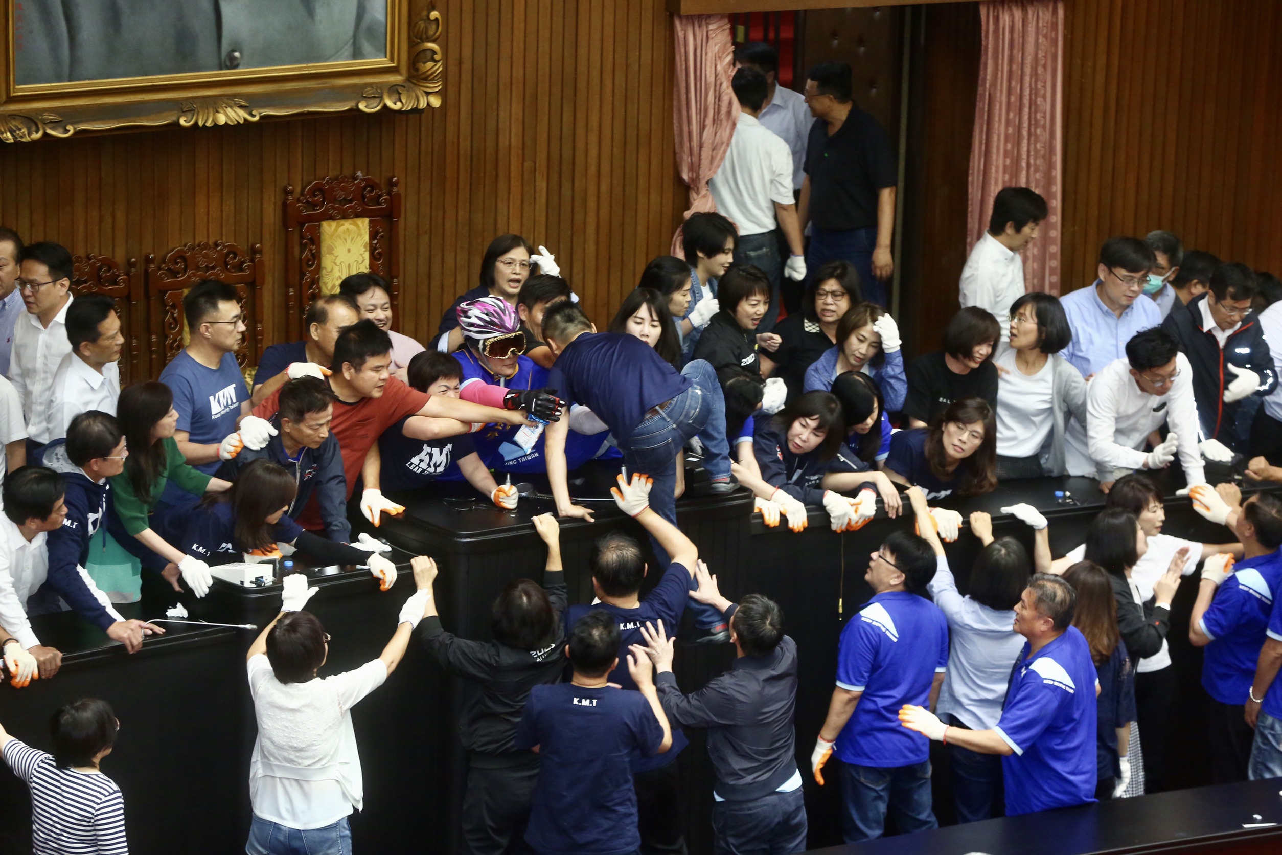 國民黨發動占領議場多日，今天藍綠雙方爆發激烈肢體衝突。