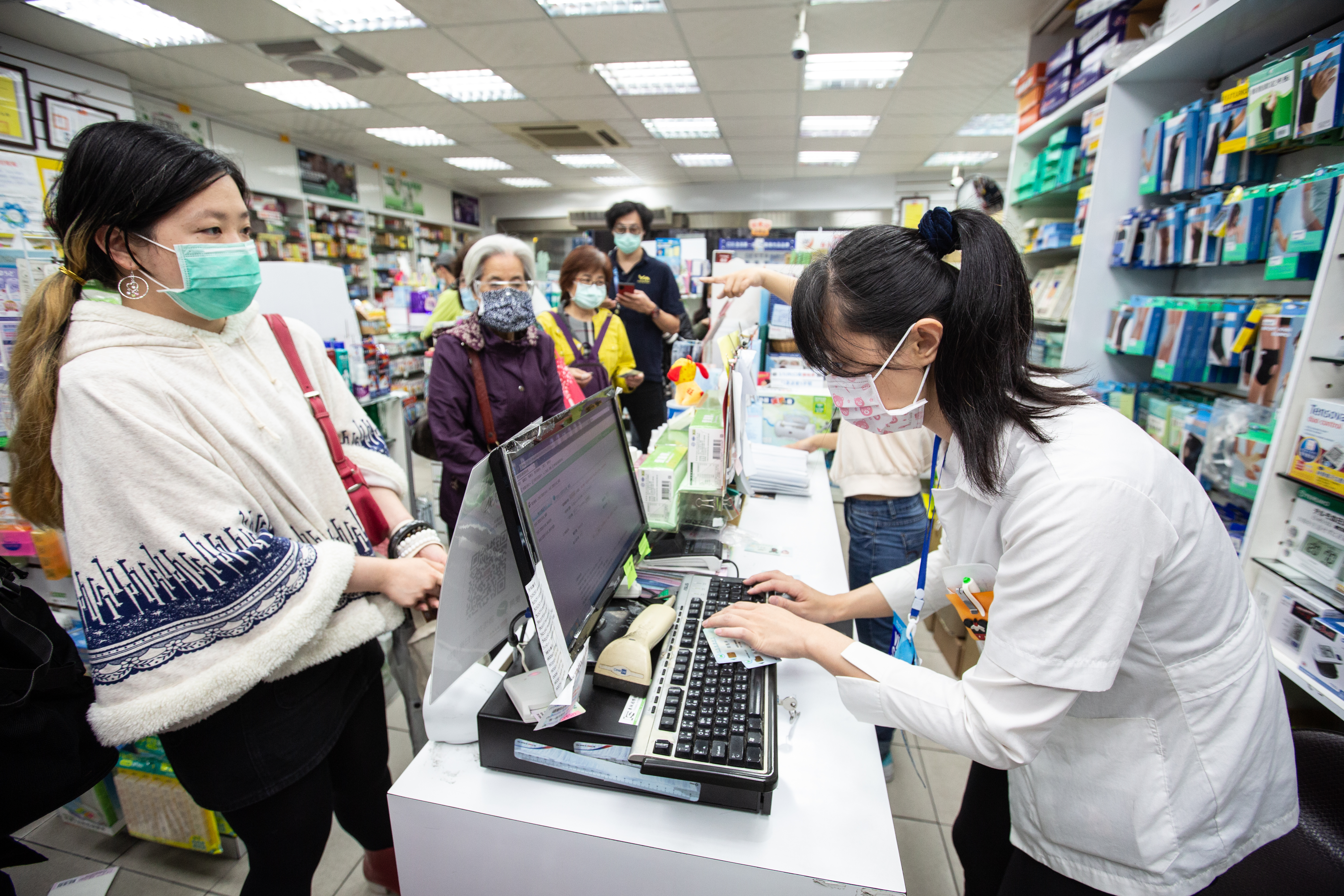 疫情爆發初期，6千4百多家健保藥局配合口罩實名制政策，站在第一線為民眾服務。