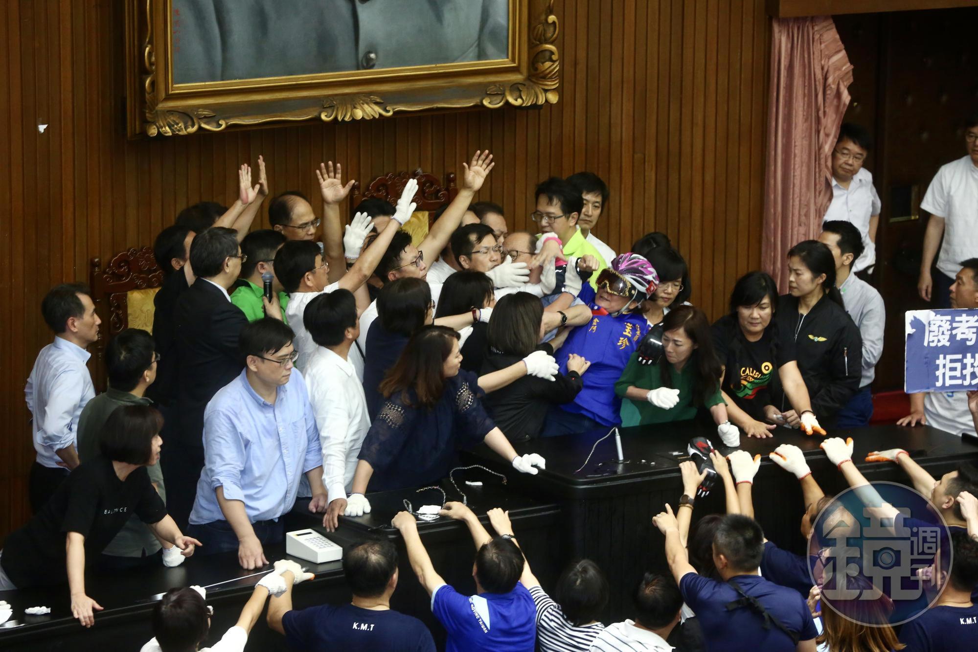 台上只剩下「金門女戰將」藍委陳玉珍1人死守。
