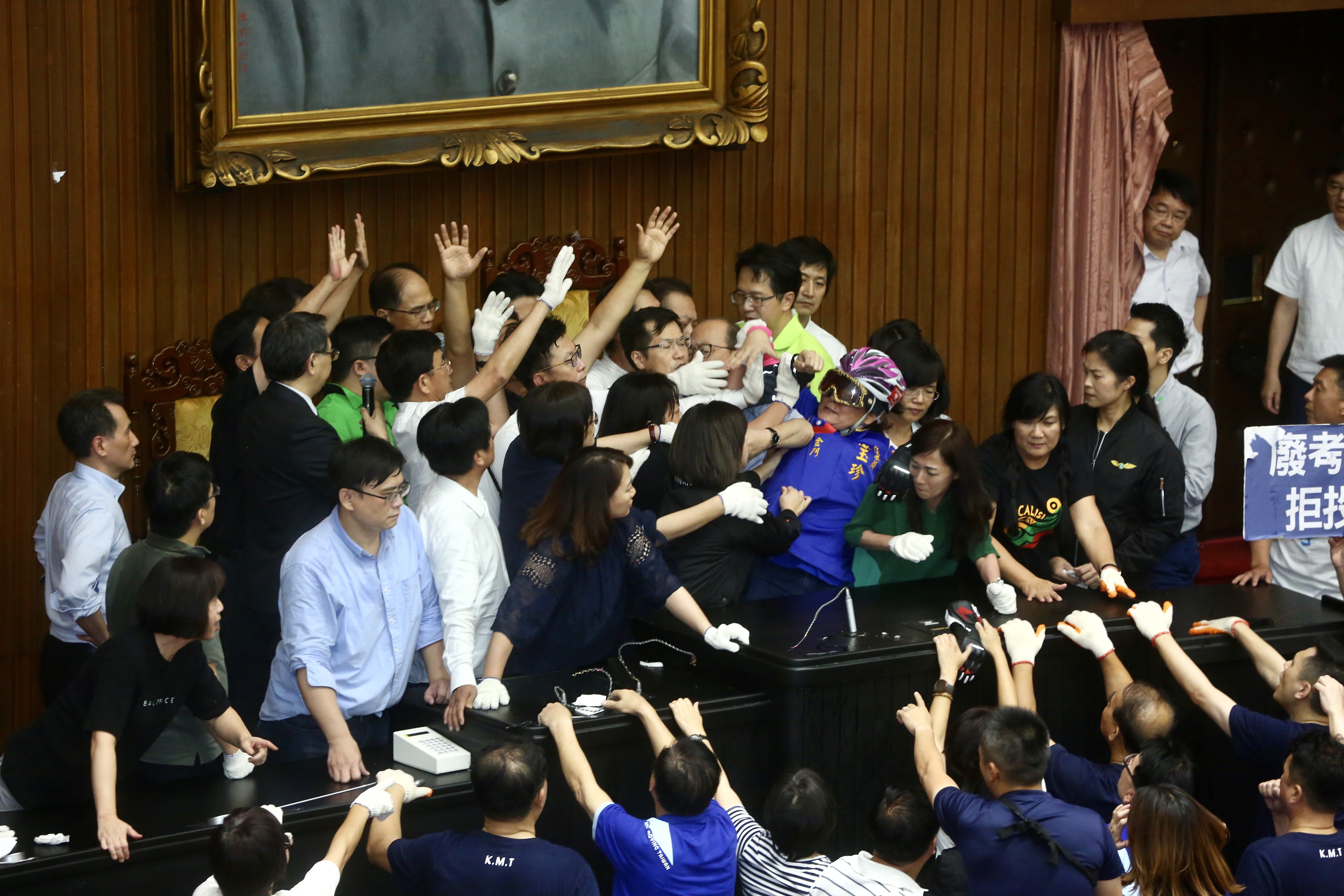 台上只剩下「金門女戰將」藍委陳玉珍1人死守。