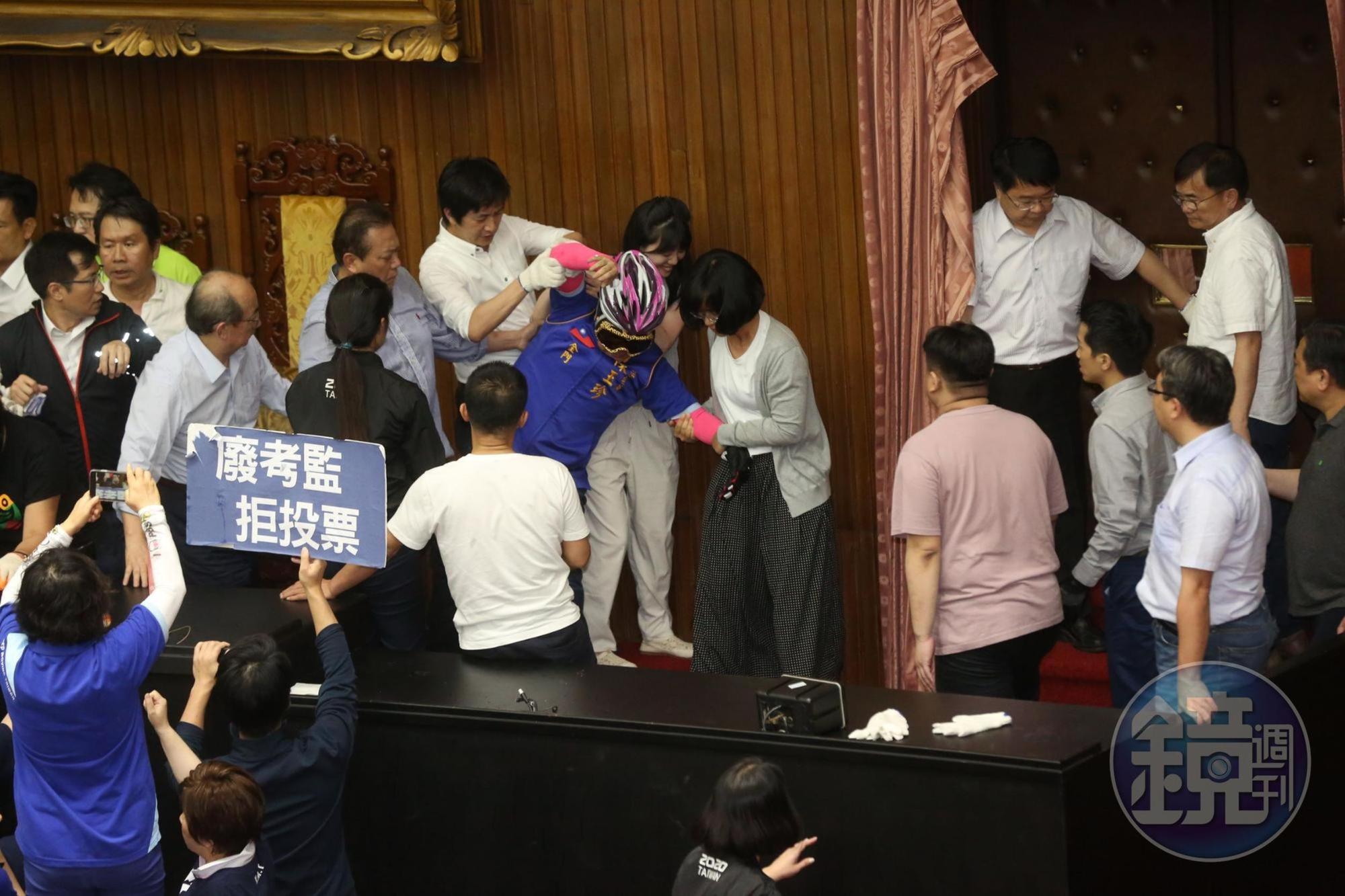 陳玉珍最後被站在一旁的綠委王美惠多拳襲擊，多位民進黨立委也強行拉走她。