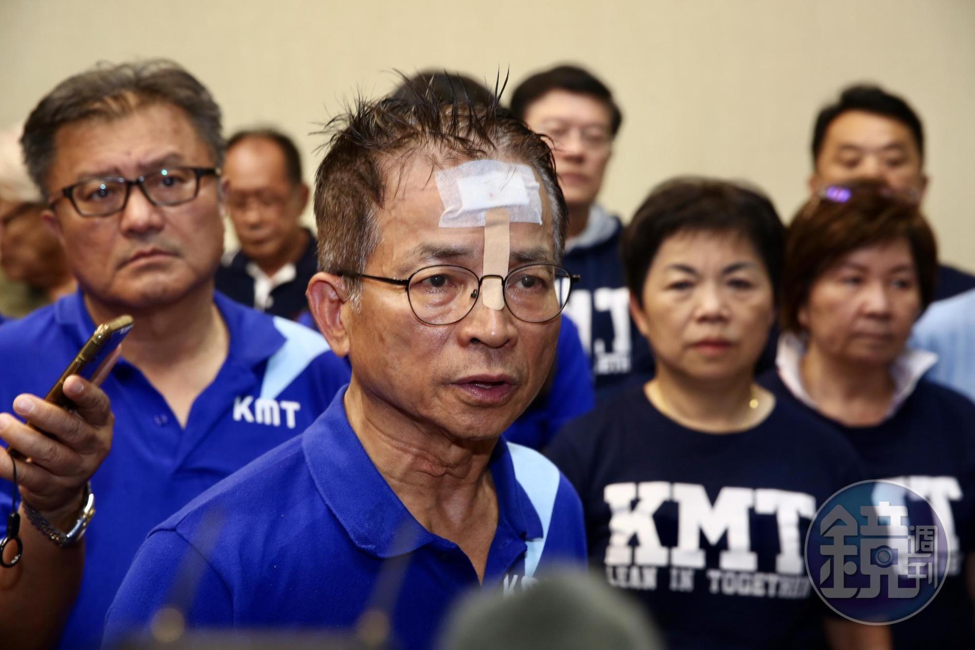 國民黨立委賴士葆頭部在混亂中受傷，貼上T字形OK繃。