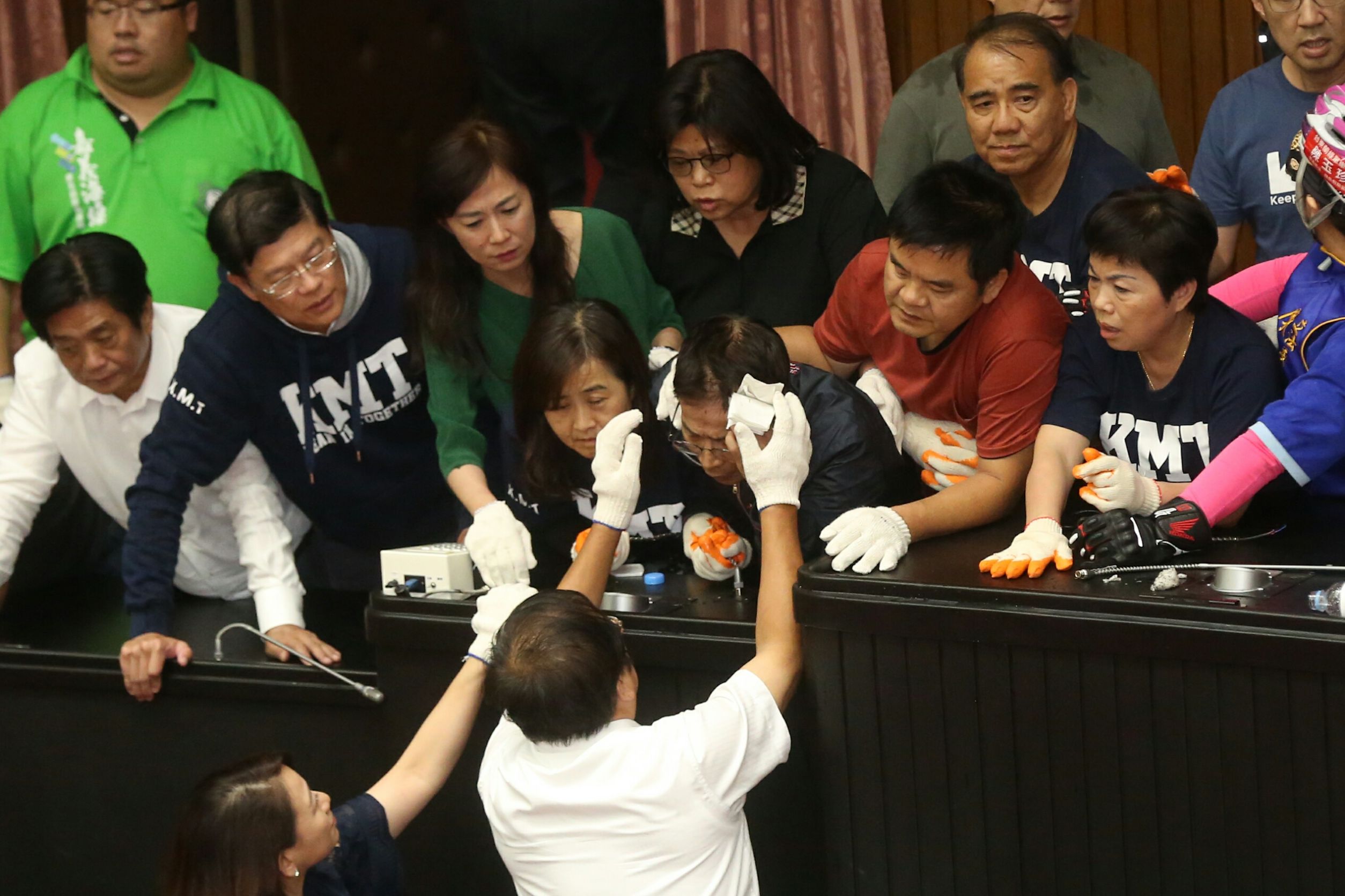 藍委賴士葆在衝突中掛彩濺血，綠委莊瑞雄等人則上前幫忙止血冰敷。