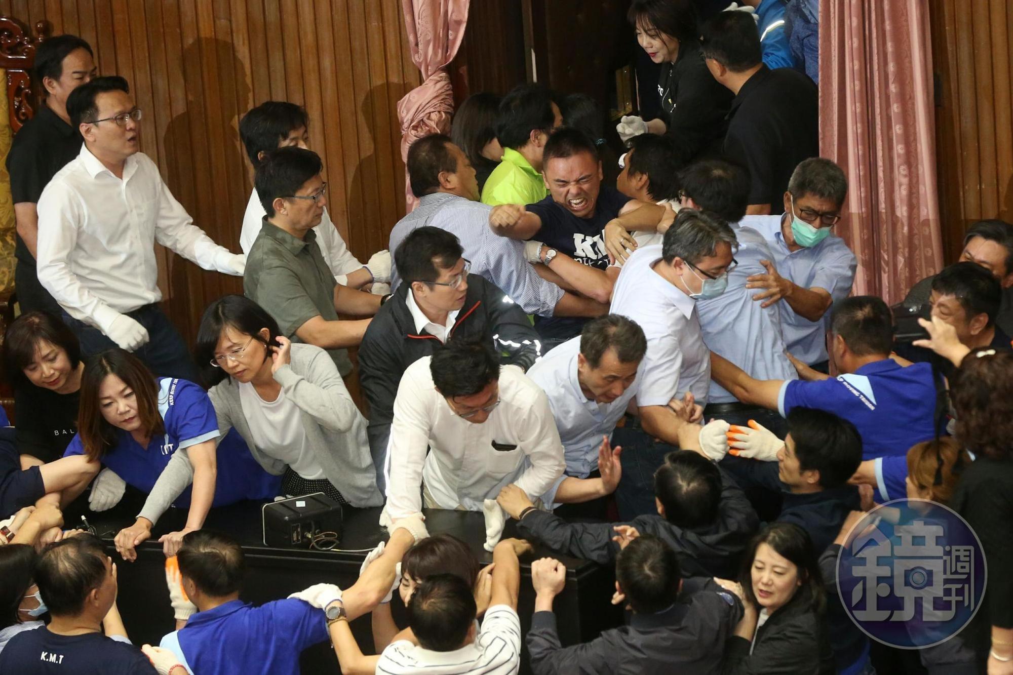 民進黨立委以人數優勢，將占領主席台的國民黨立委架離議場。