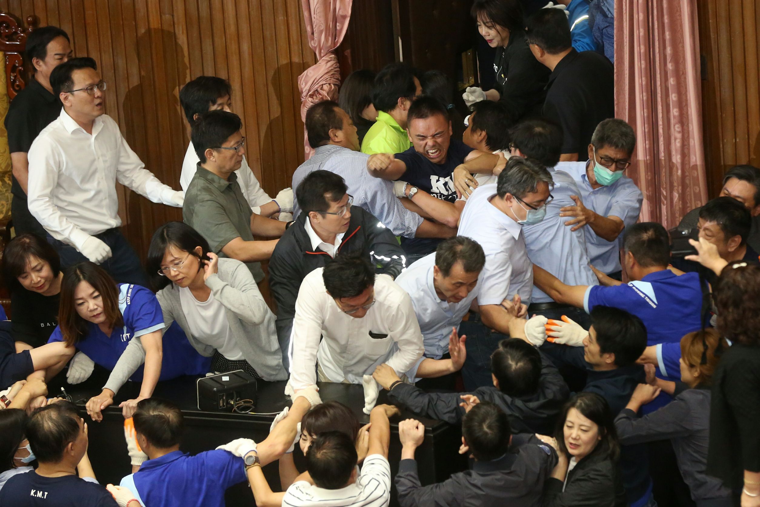 立院再度爆發激烈衝突，混亂中由立法院長游錫堃宣布開會並表決通過民進黨團提案，讓藍營大為不滿。