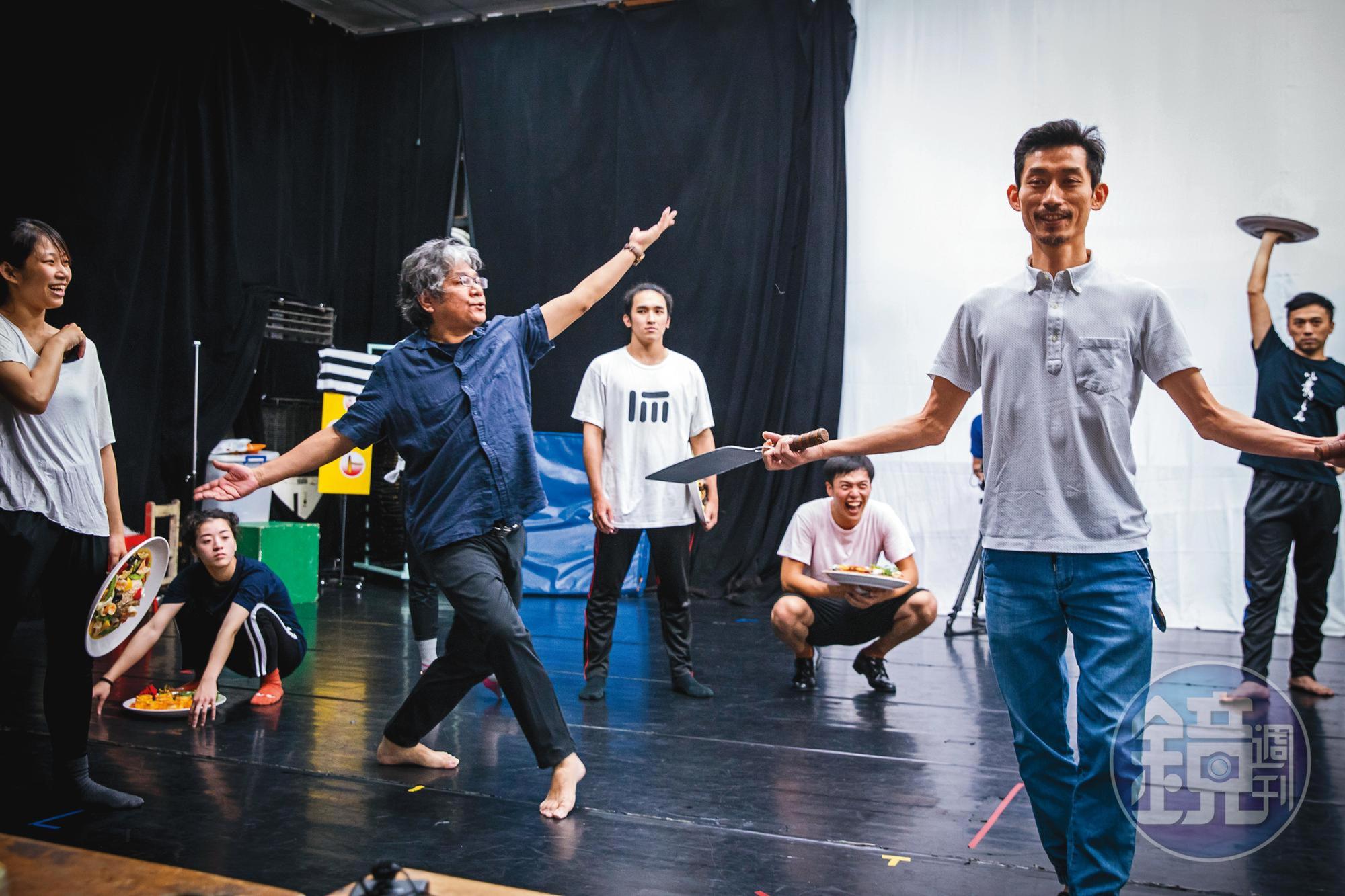 為了端午節總統府前演出,李永豐(左2)指導演員排練音樂劇《再會吧!北投》,親自示範肢體演出與走位。在劇場,他嚴肅也嚴格。