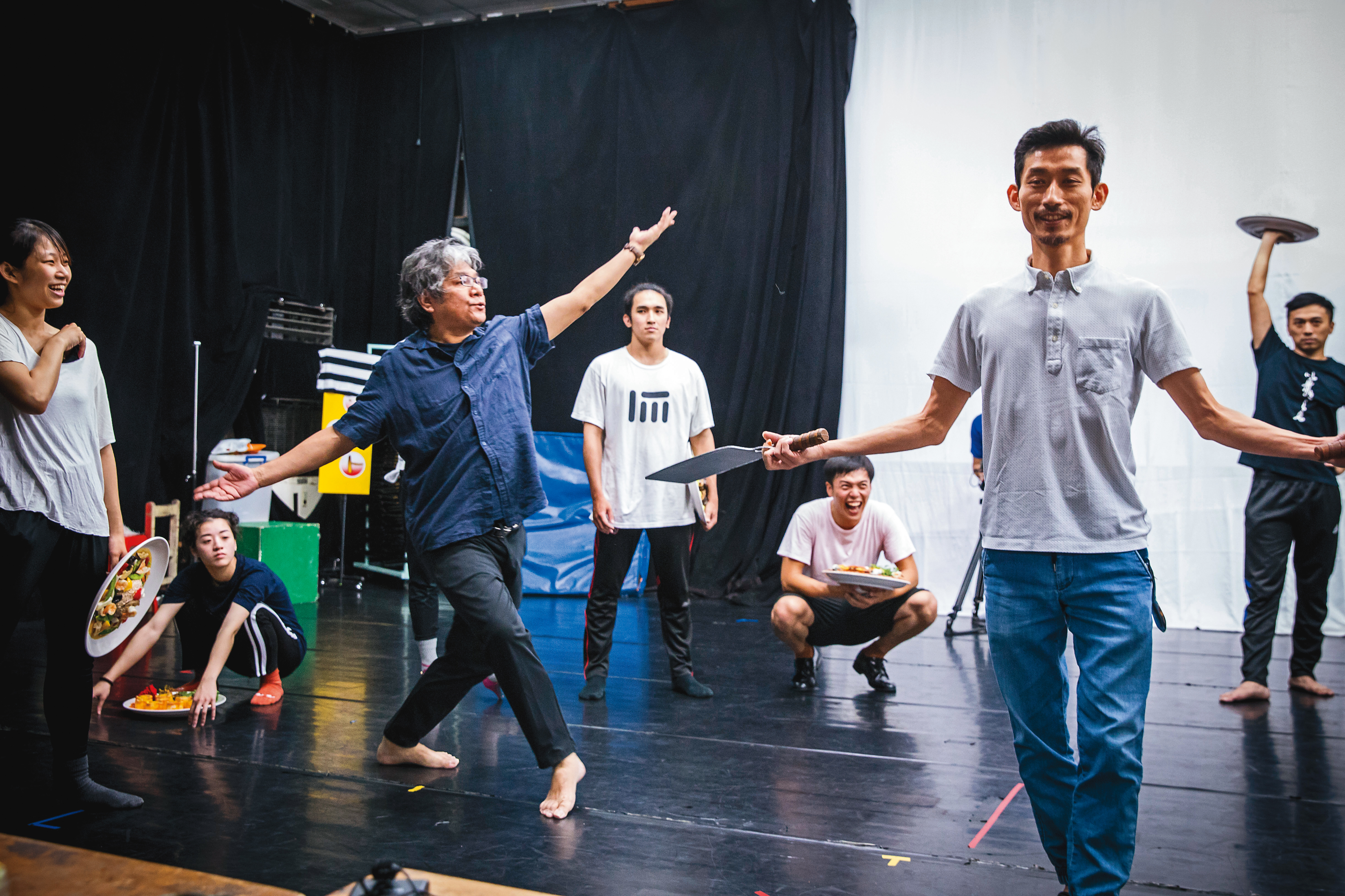 為了端午節總統府前演出,李永豐(左2)指導演員排練音樂劇《再會吧!北投》,親自示範肢體演出與走位。在劇場,他嚴肅也嚴格。