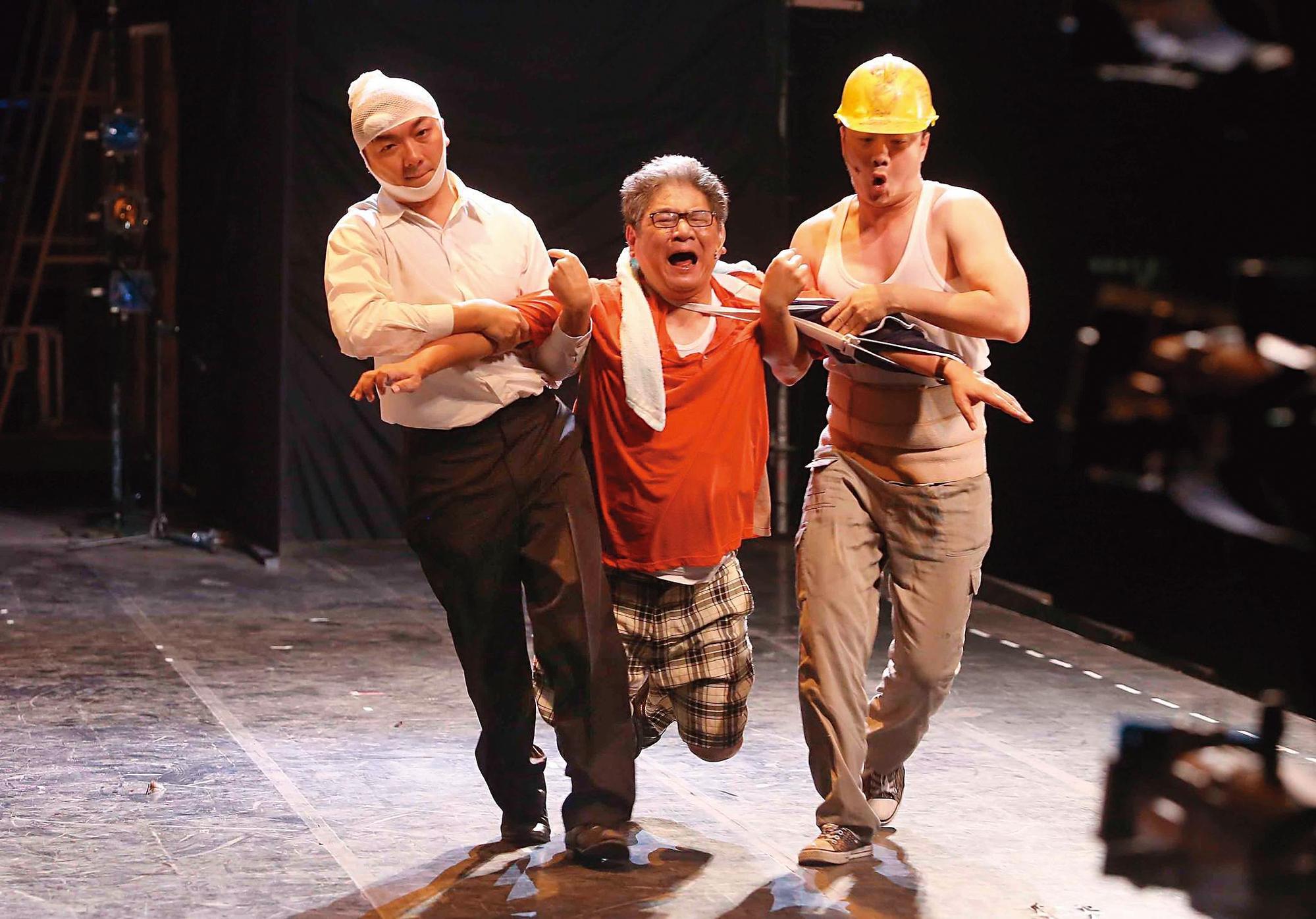 李永豐(中)演出《人間條件3》劇照,角色後由已逝演員吳朋奉接下。這幾年,李永豐較少幕前演出,他說已沒體力演主角。(李永豐提供)