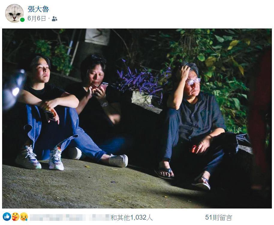 6月6日紙風車八里工作室遭逢火災,李永豐(右)第一時間與同事們前往現場。他們看大火燒了6小時才離開。(翻攝自張大魯臉書)