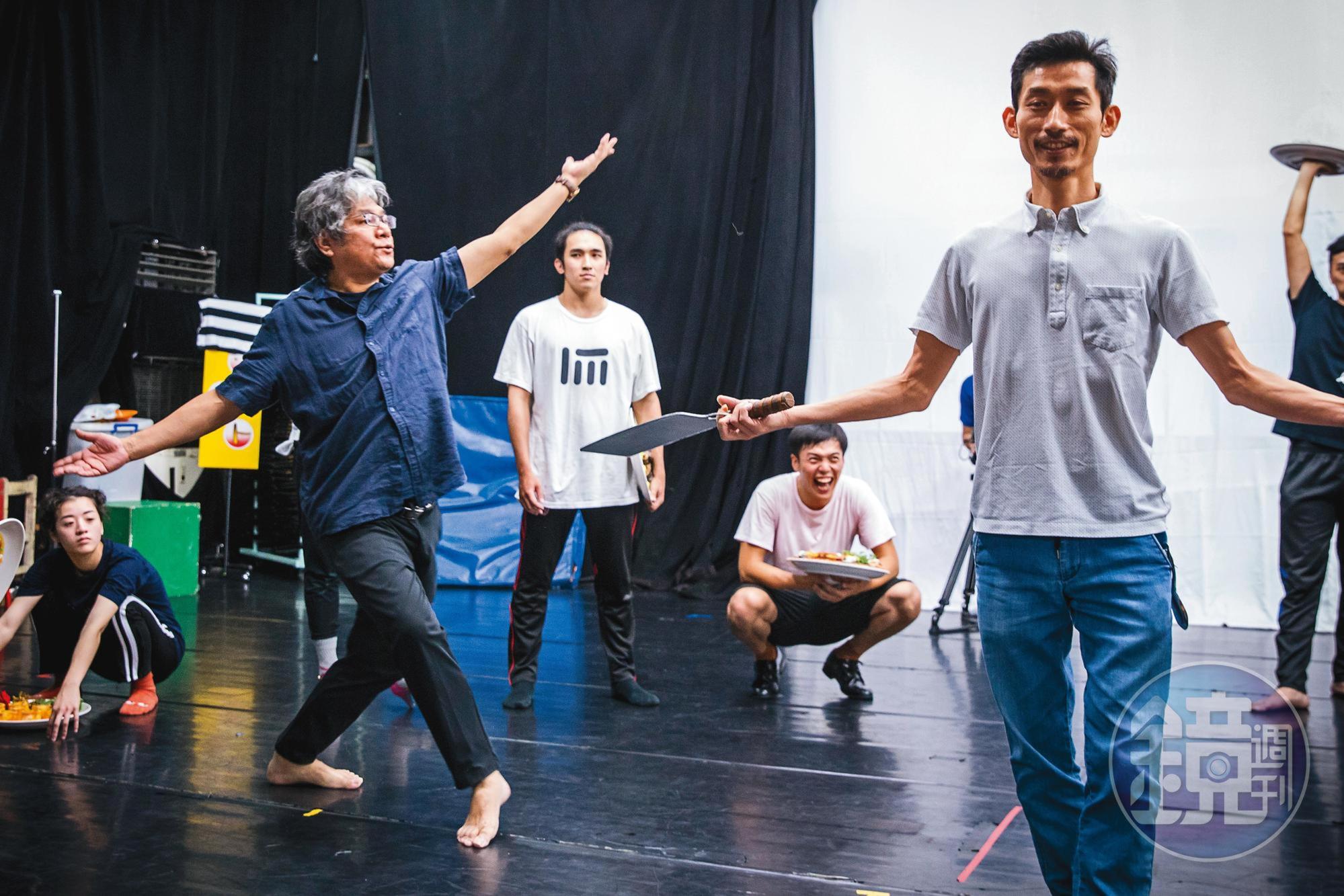 為了端午節總統府前演出，李永豐（左2）指導演員排練音樂劇《再會吧！北投》，親自示範肢體演出與走位。在劇場，他嚴肅也嚴格。