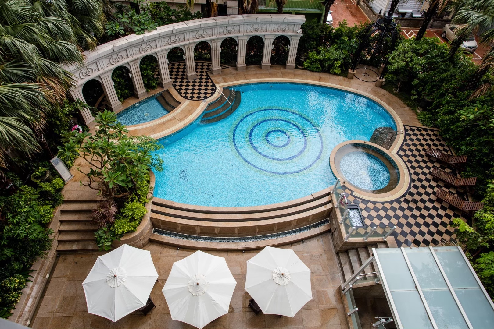 只要解決交通與住宿問題，就可以自由自在玩台灣。圖為高雄福容大飯店的泳池景觀。