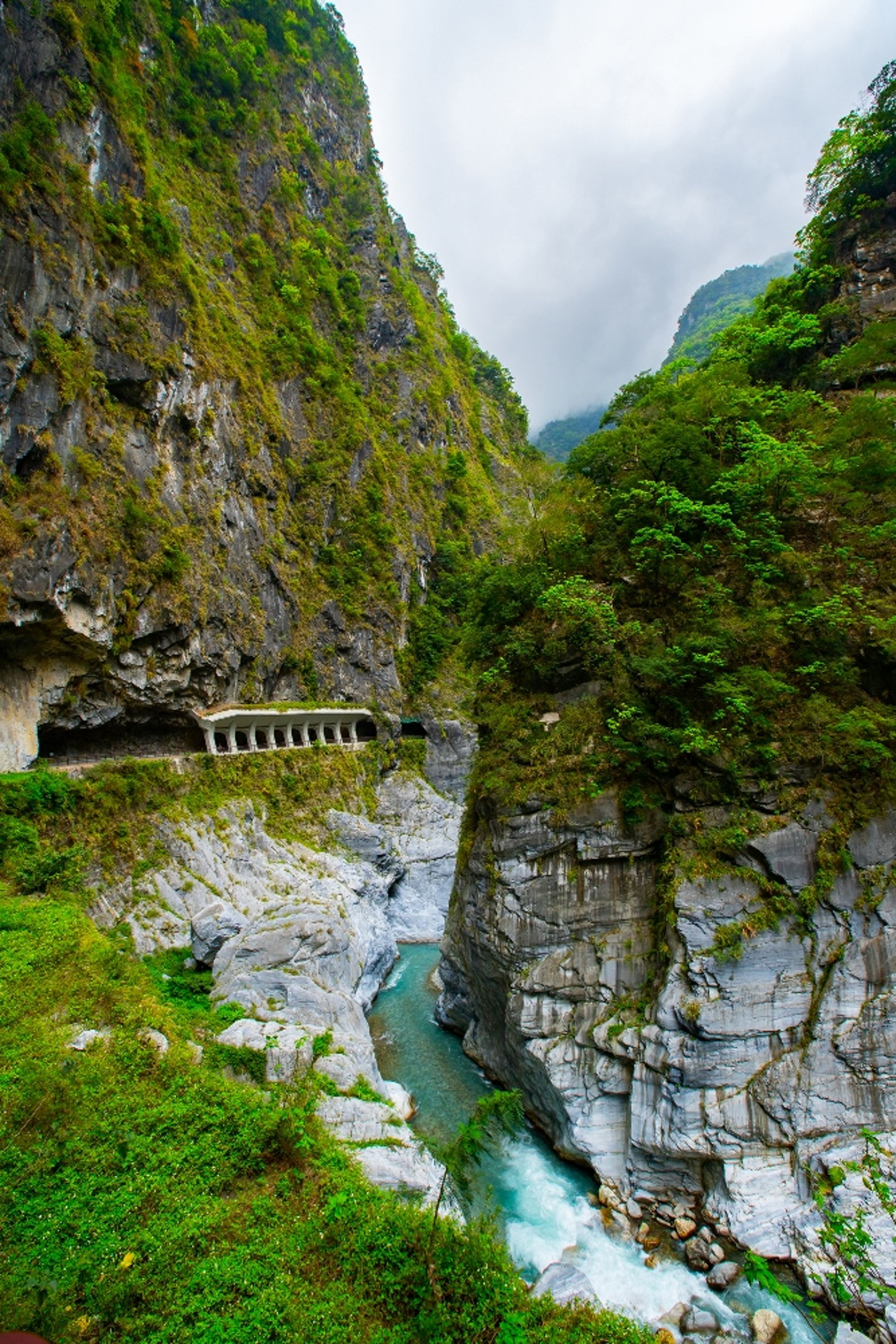 台灣花蓮擁有太魯閣等世界級美景，很值得去走走。