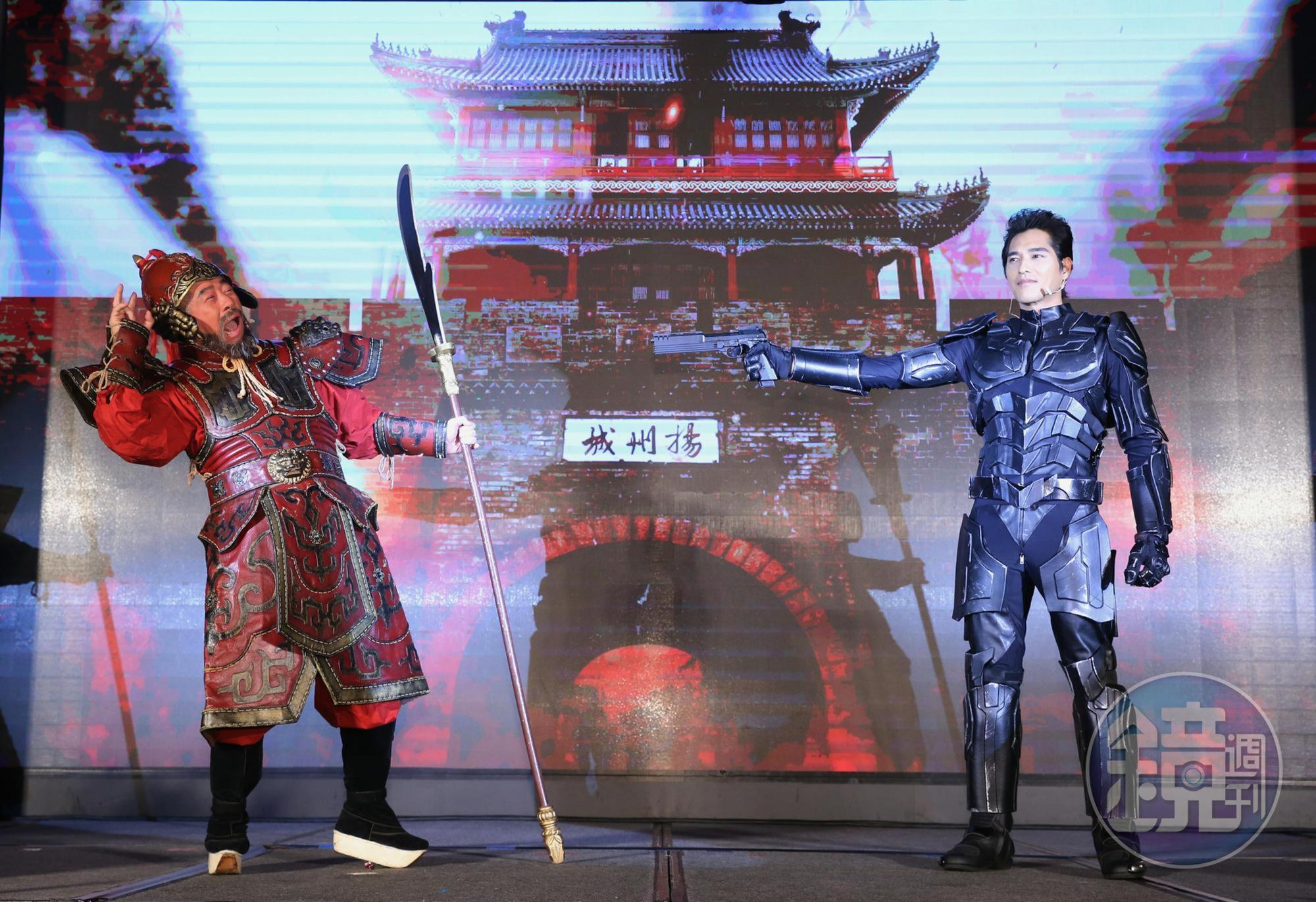 智冠集團董事長王俊博扮演《黃易群俠傳M》中的天魔大將軍,與代言人藍正龍化身時空戰士一起上台宣示開戰。