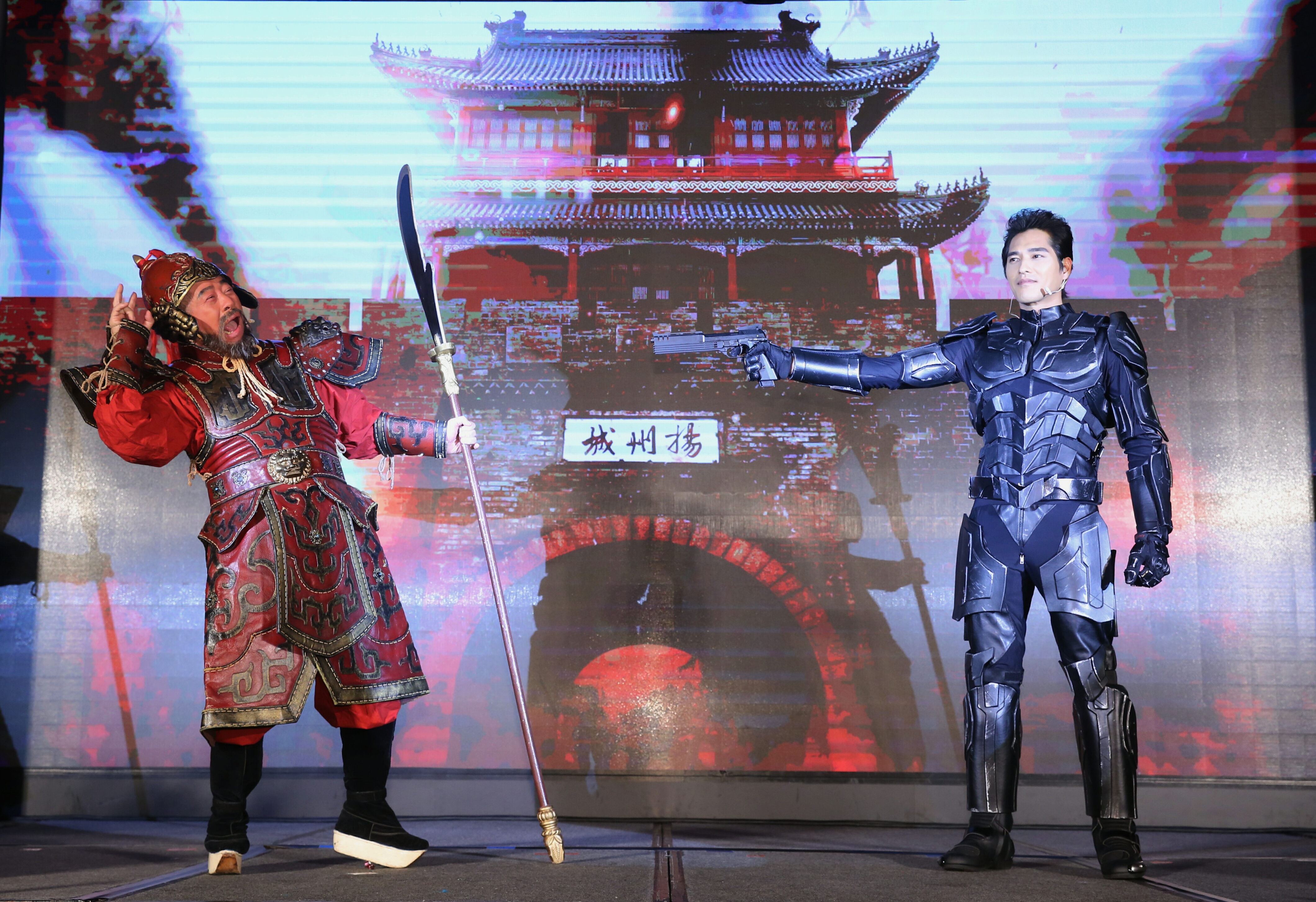 智冠集團董事長王俊博扮演《黃易群俠傳M》中的天魔大將軍，與代言人藍正龍化身時空戰士一起上台宣示開戰。