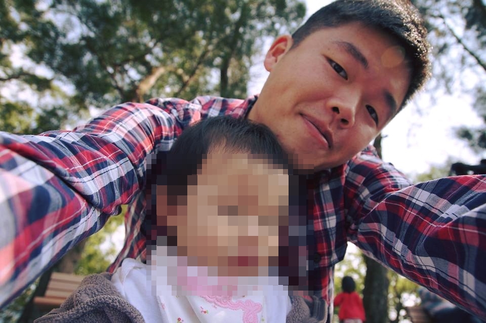 簡任專少校與妻子結婚4年多、育有2子女，他過去經常在臉書曬出親子同樂合照，不難看出是為愛家的好爸爸。（翻攝自簡任專臉書）