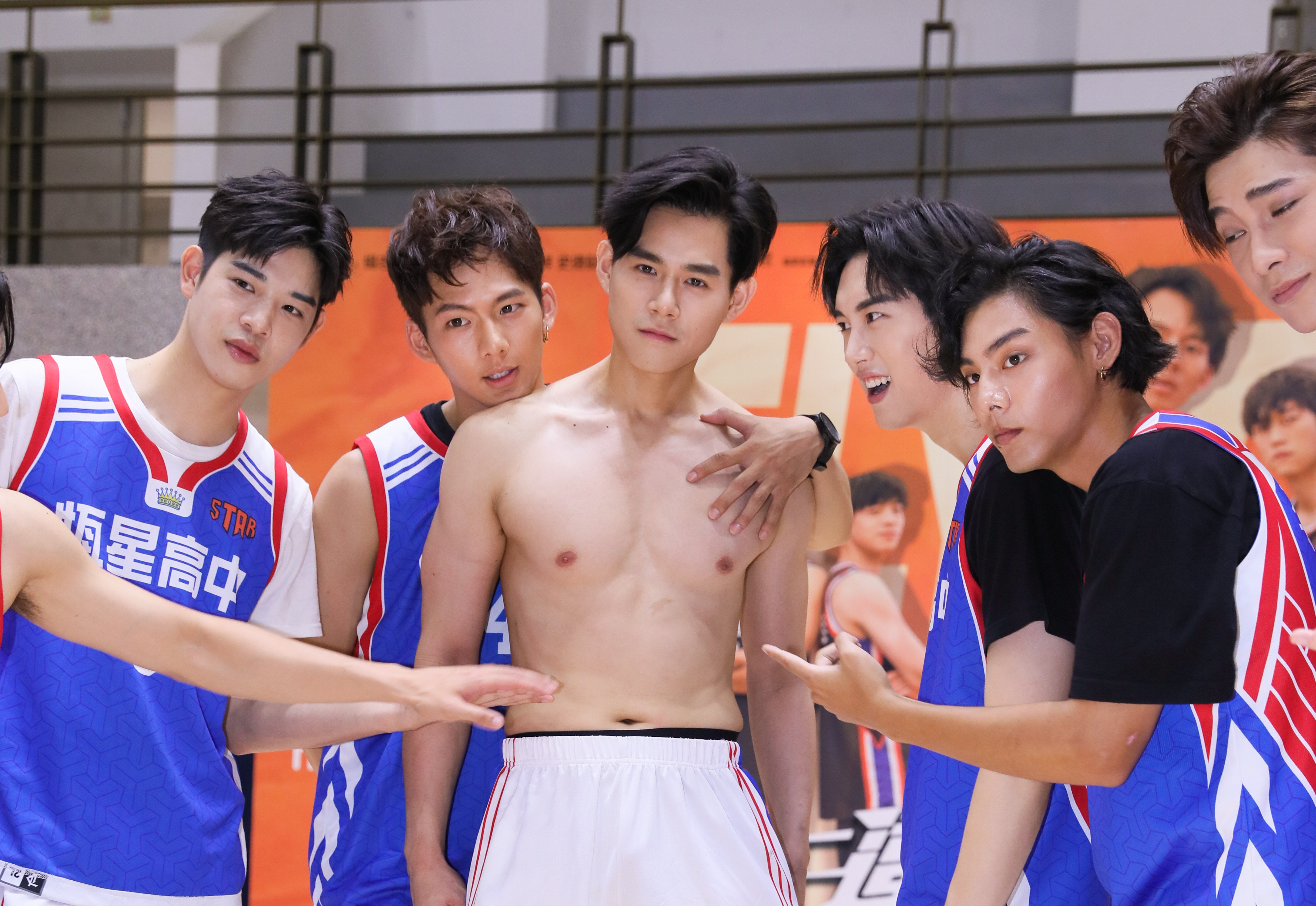 《違反校規的跳投》今日眾演員吳念軒、范姜彥豐、各務孝太、宋偉恩、李齊、劉育仁、簡伯廷，出席育達高職體育館舉行「籃球PK賽粉絲活動」為首播造勢。