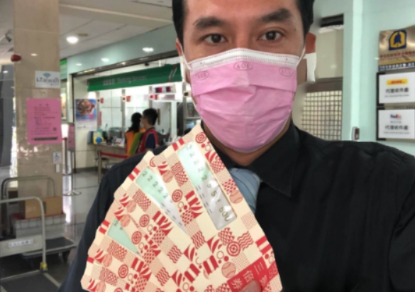 領三倍券被酸口嫌體正直，黃暐瀚拿出證據嗆酸民。（翻攝自暐瀚臉書）