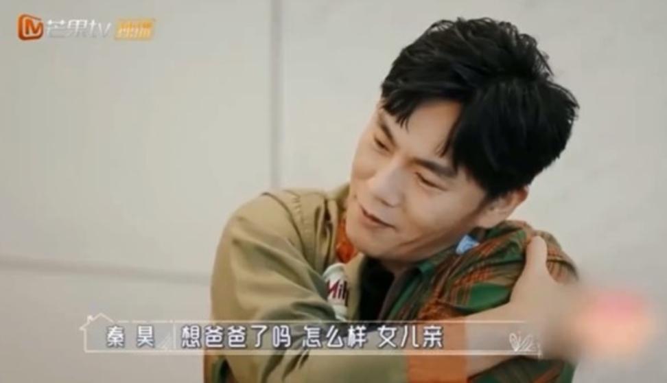 秦昊模仿汪小菲對女兒、兒子的差別。(翻攝自微博)
