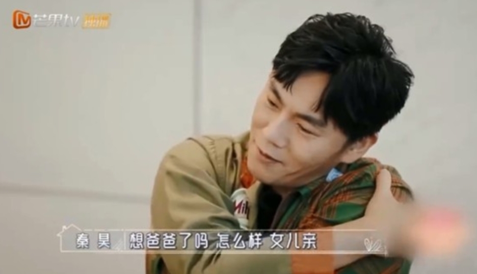 秦昊模仿汪小菲對女兒、兒子的差別。(翻攝自微博)