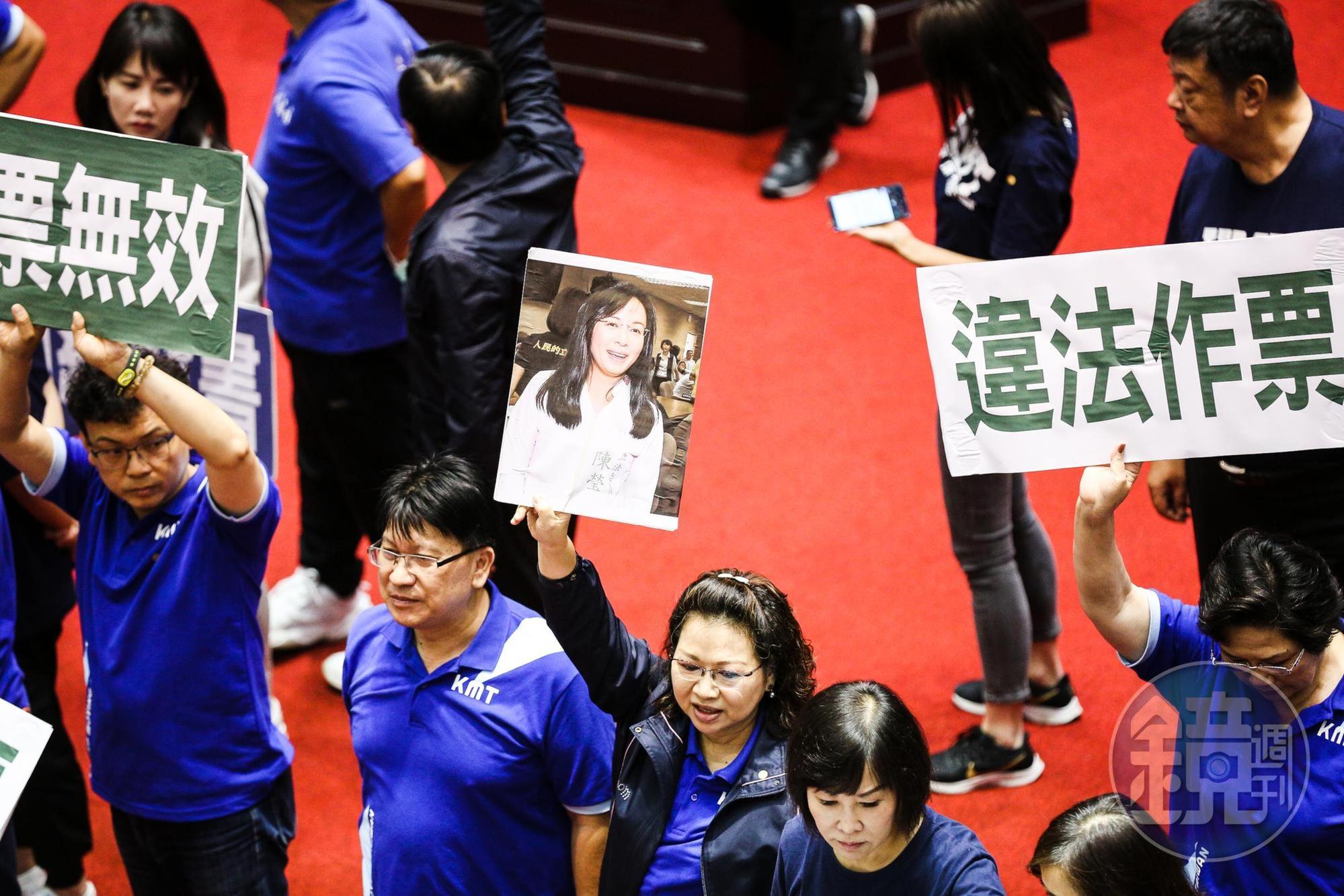 林為洲控訴昨日的全院委員會審查有瑕疵,認為民進黨立委陳瑩不在現場卻有人冒名投票。