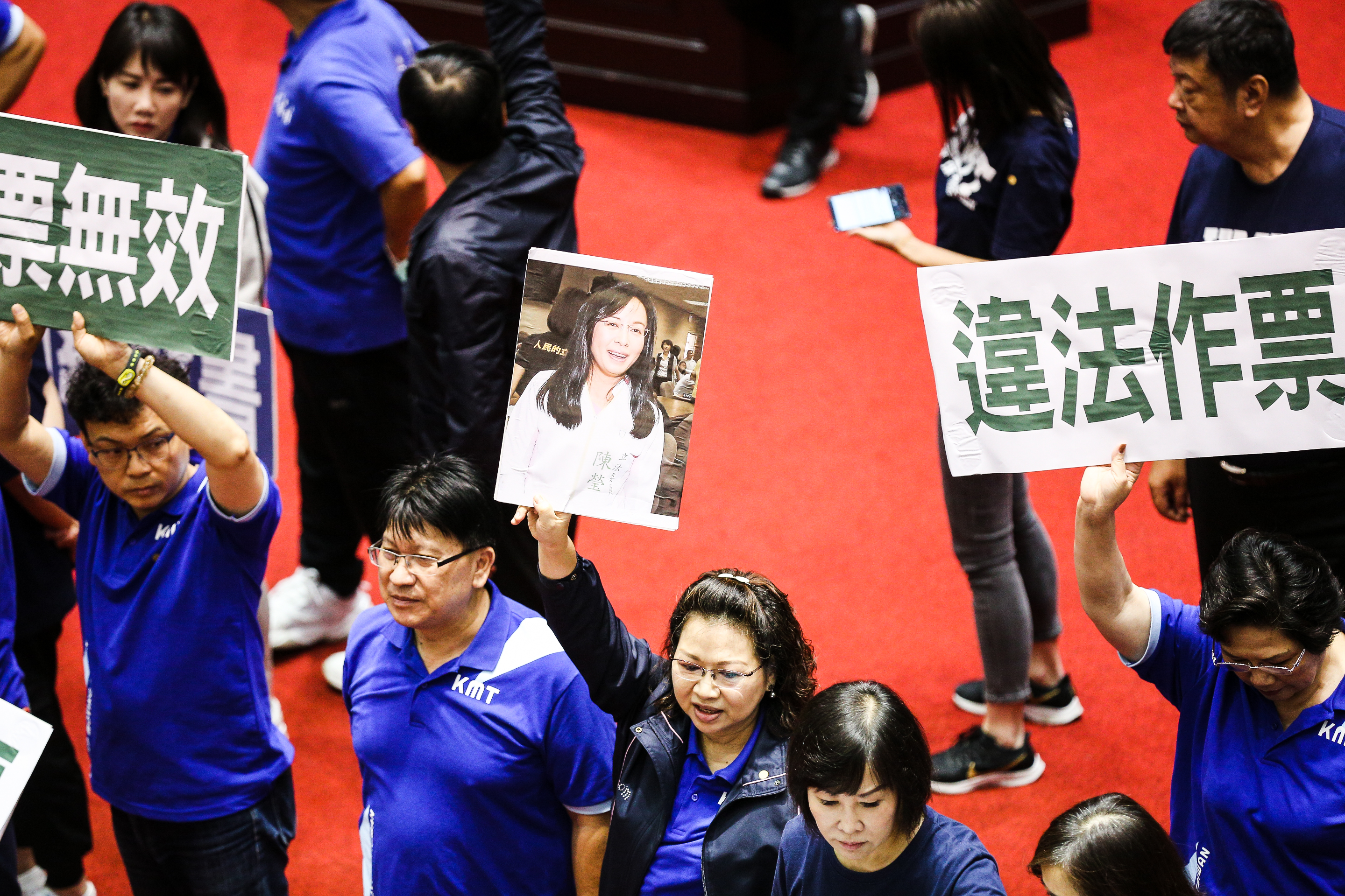 林為洲控訴昨日的全院委員會審查有瑕疵，認為民進黨立委陳瑩不在現場卻有人冒名投票。