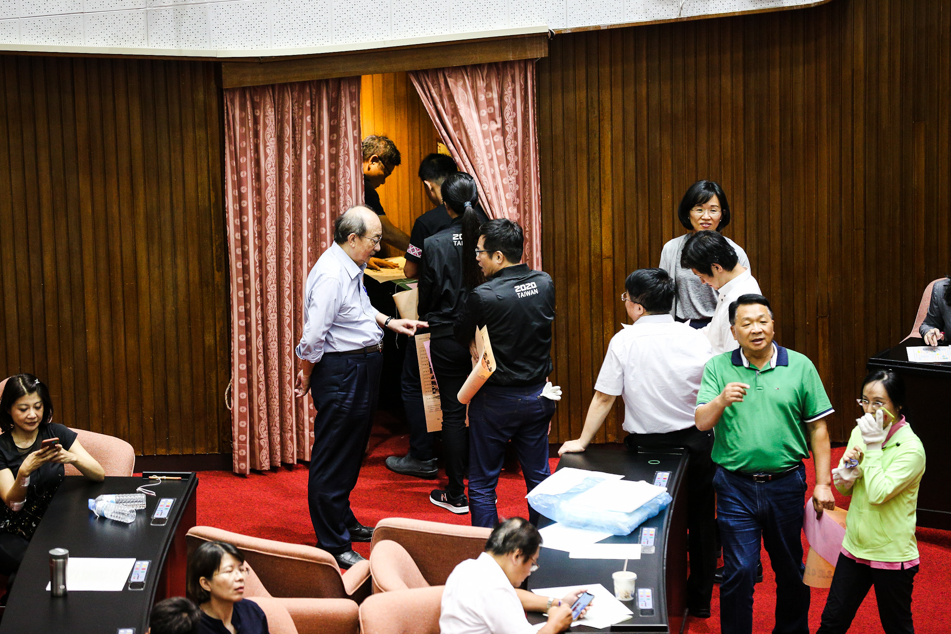 民進黨立委在議場內的電話亭投票，技術性克服國民黨立委的杯葛。