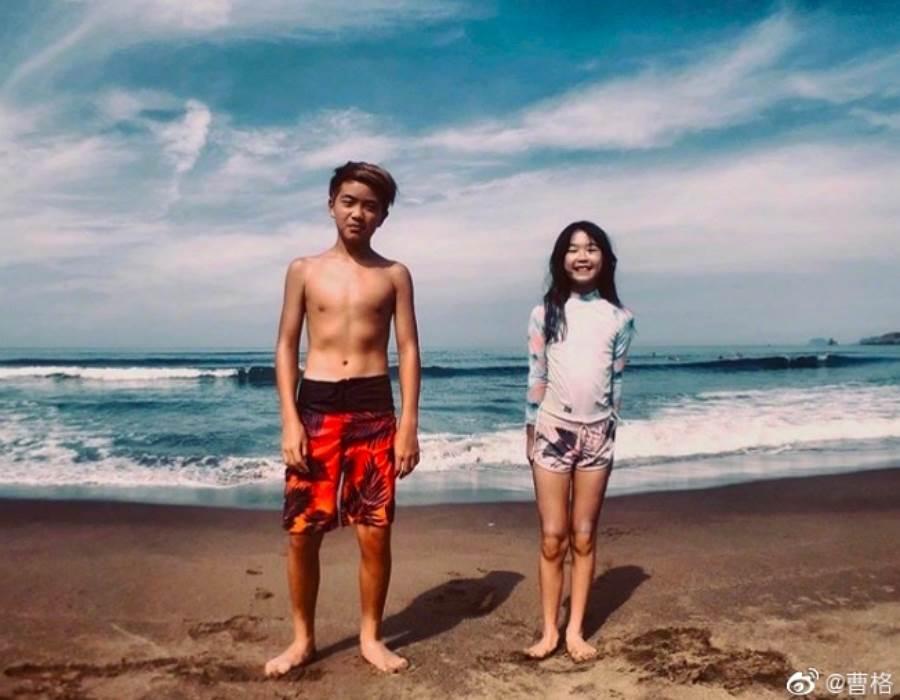 曹格一對兒女都有吳速玲的筆直筷子腿。(翻攝自曹格微博)