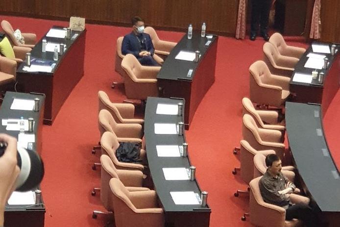 藍綠立委再次於議場爆發衝突,台灣基進立委陳柏惟在一旁靜靜的看著國民黨。(翻攝自陳柏惟臉書)