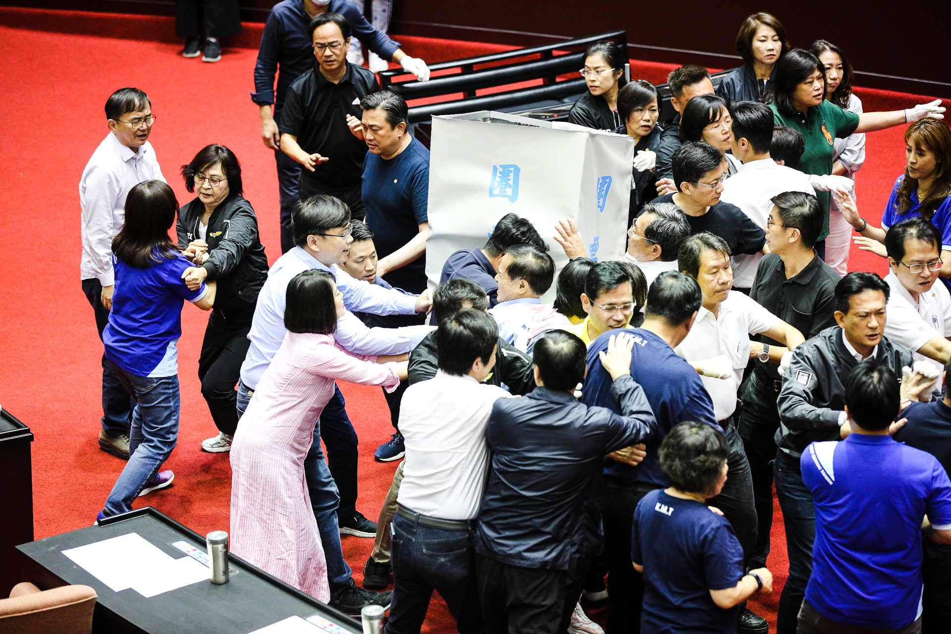 議場再次爆發朝野立委混戰，藍委上前踹爛票匭阻止投票。