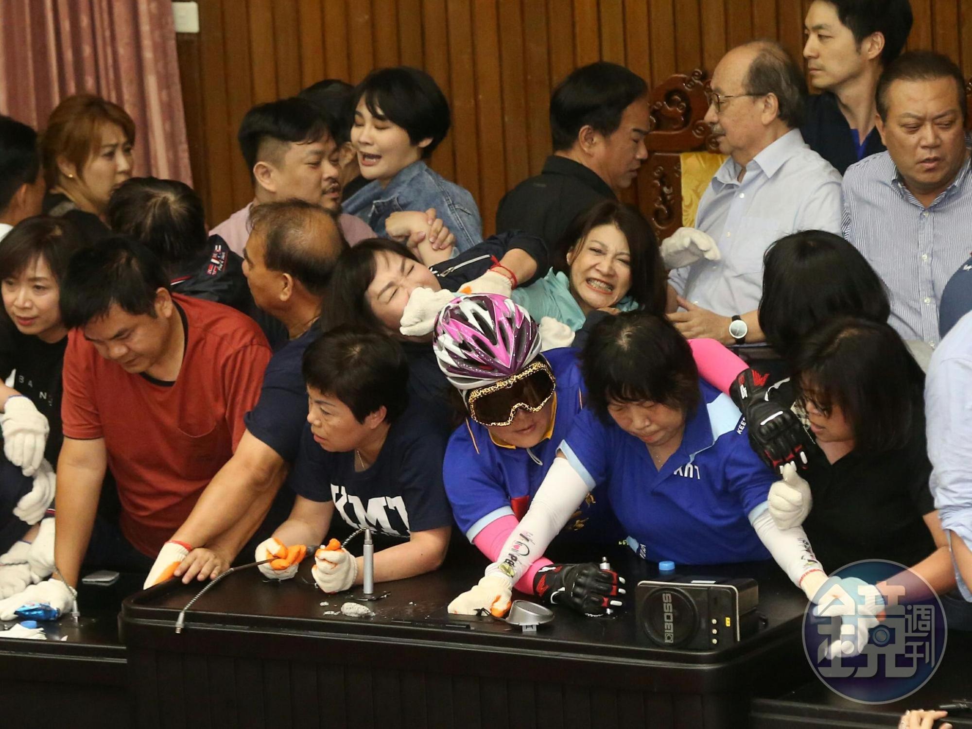 昨日立院上演「朝野攻防」。