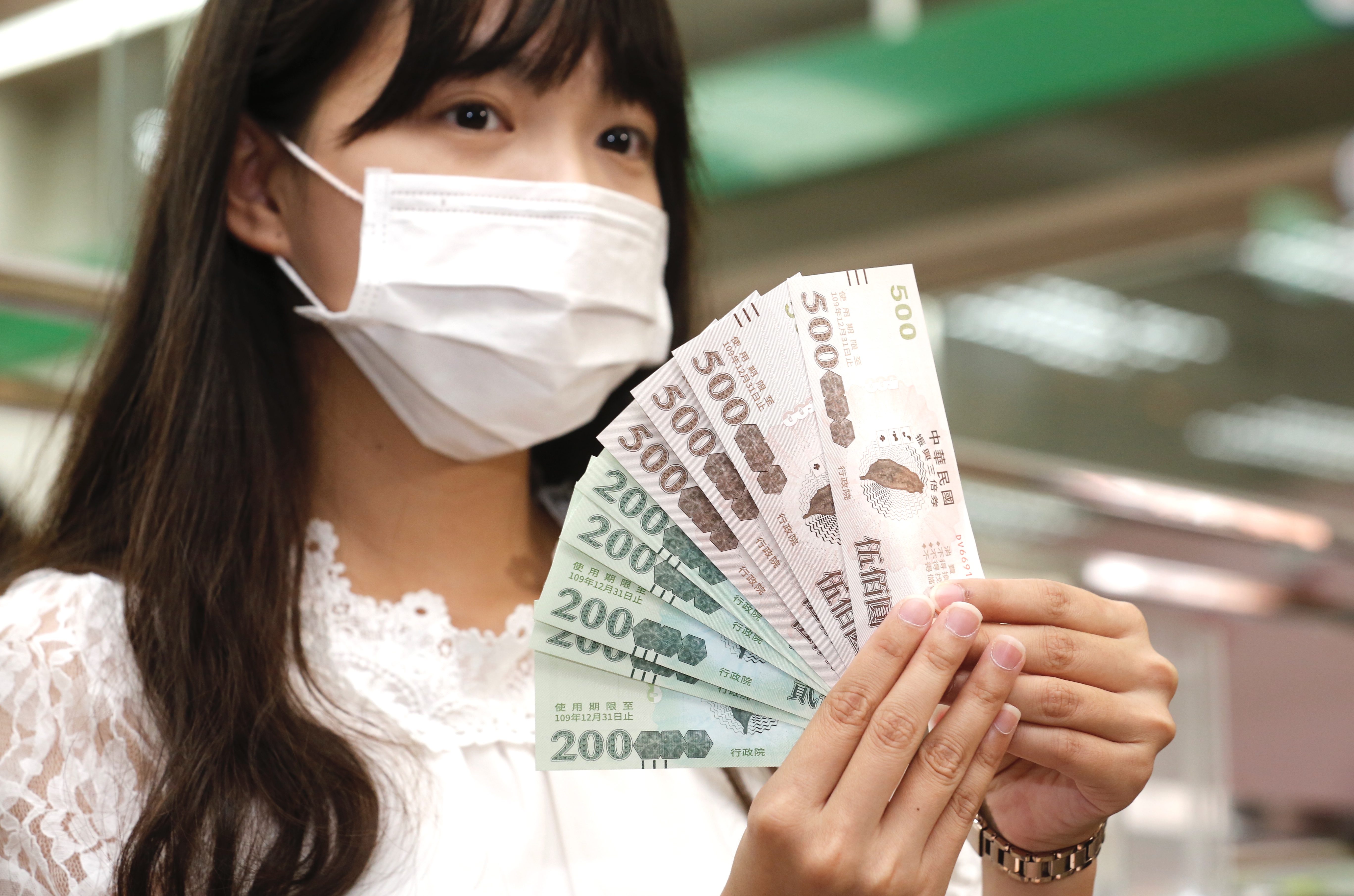 振興三倍券於15日正式上路，即使有汙損，只要符合3種狀況，仍然可以兌換。