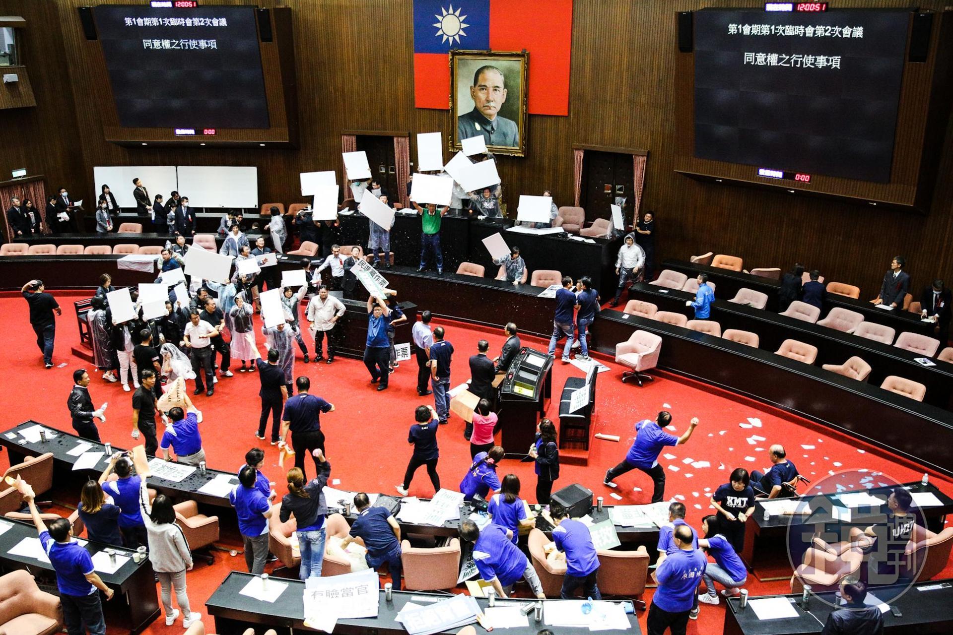 國民黨立委阻礙投票,甚至破壞圈票處。
