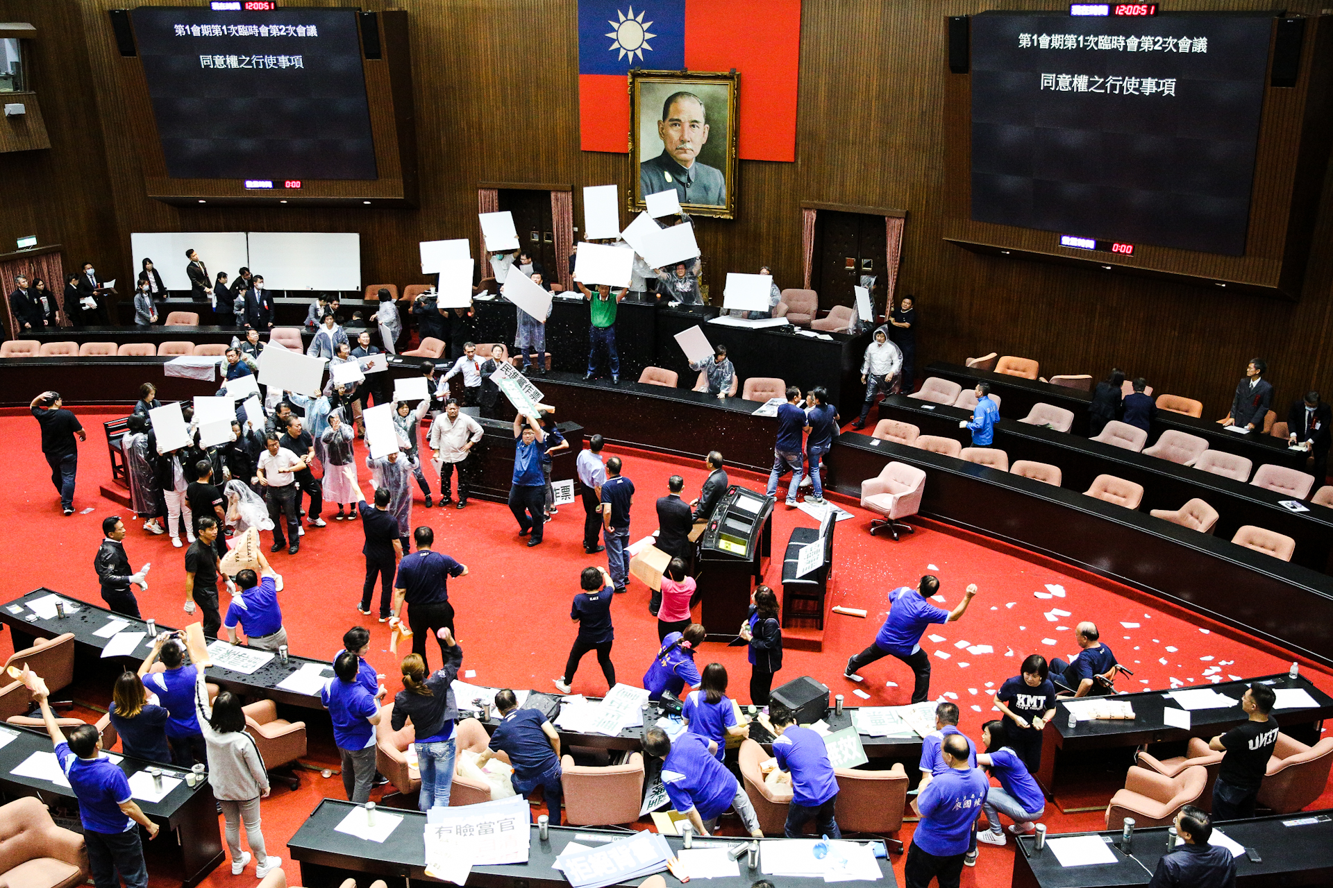 國民黨立委阻礙投票，甚至破壞圈票處。